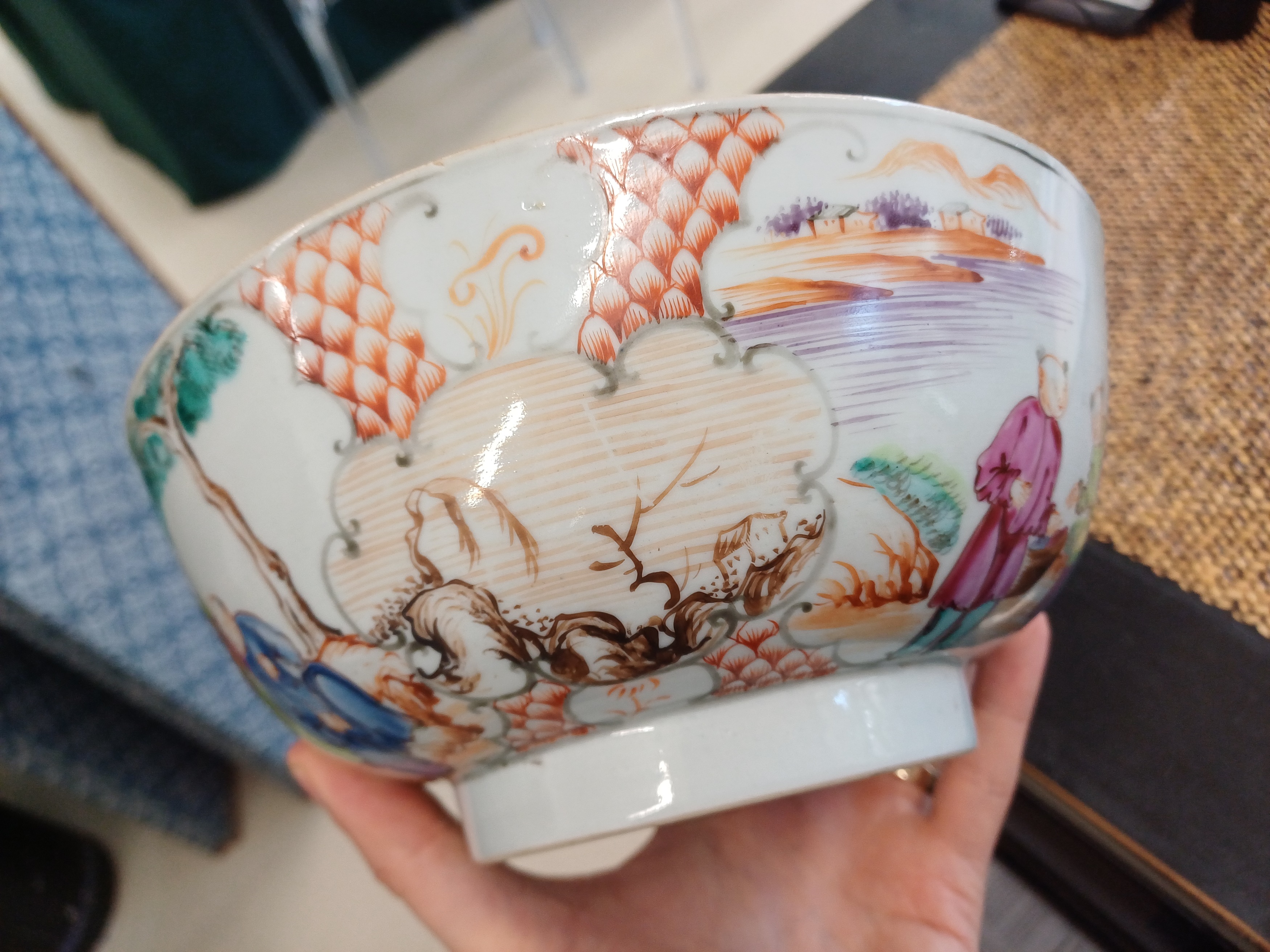 A SMALL CHINESE EXPORT FAMILLE-ROSE 'MANDARIN PALETTE' BOWL 清十八世紀 外銷粉彩人物故事圖紋盌 - Image 6 of 6