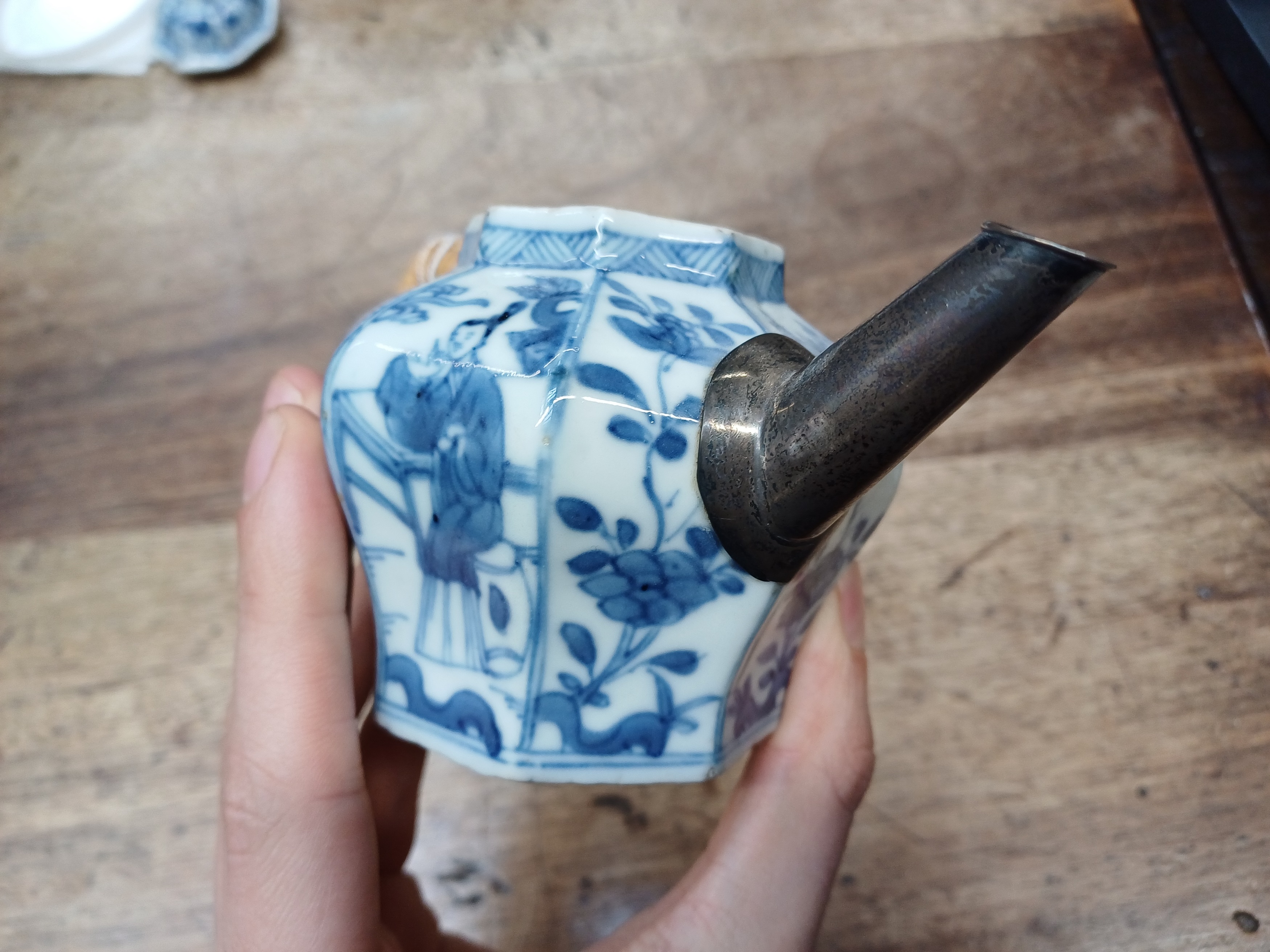 THREE CHINESE BLUE AND WHITE PIECES 清 康熙至十八世紀 青花瓷器一組 - Image 3 of 22