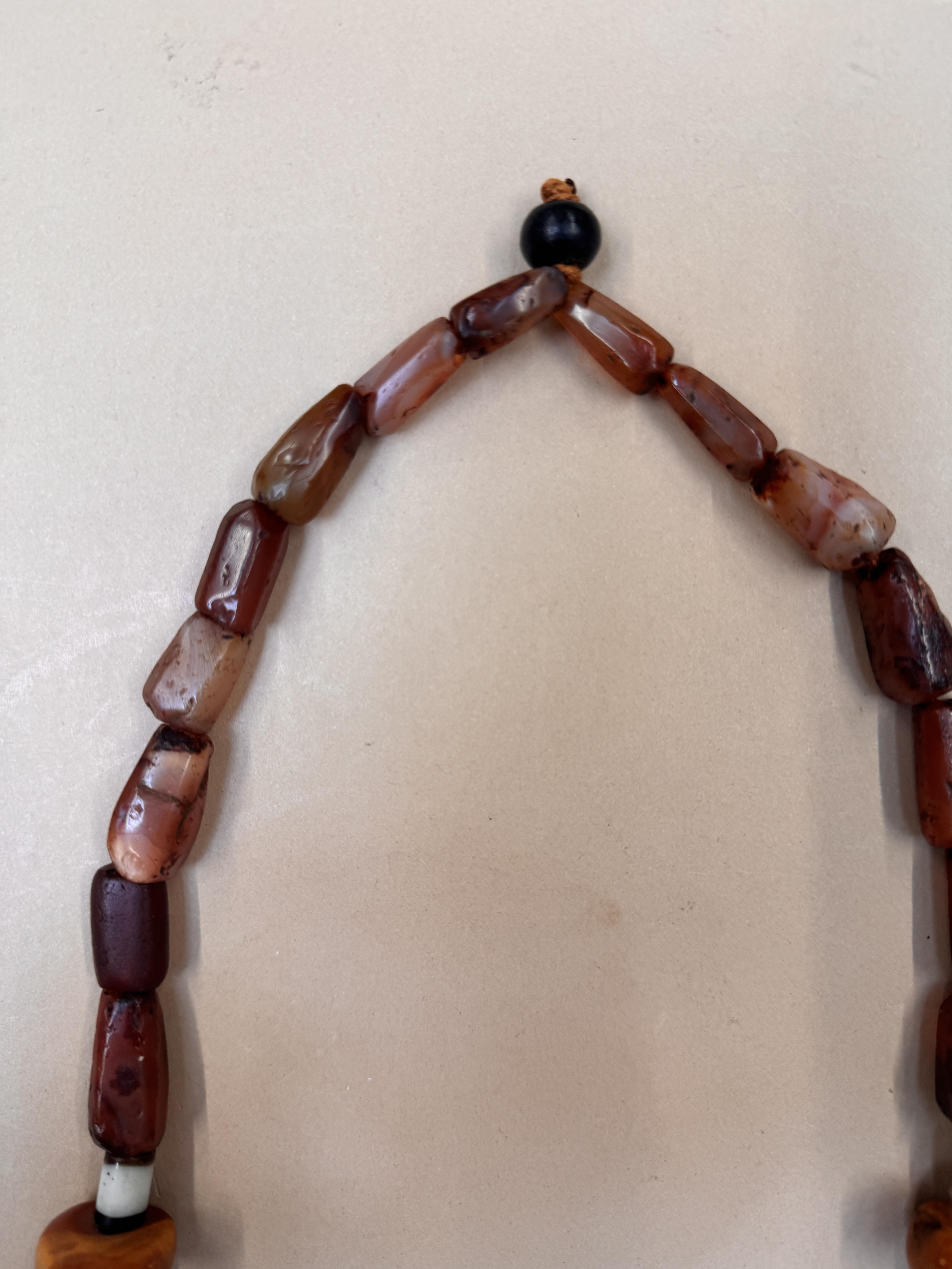 A TIBETAN HARDSTONE AND AMBER NECKLACE 十九世紀 硬石及琥珀項鍊 - Image 10 of 16