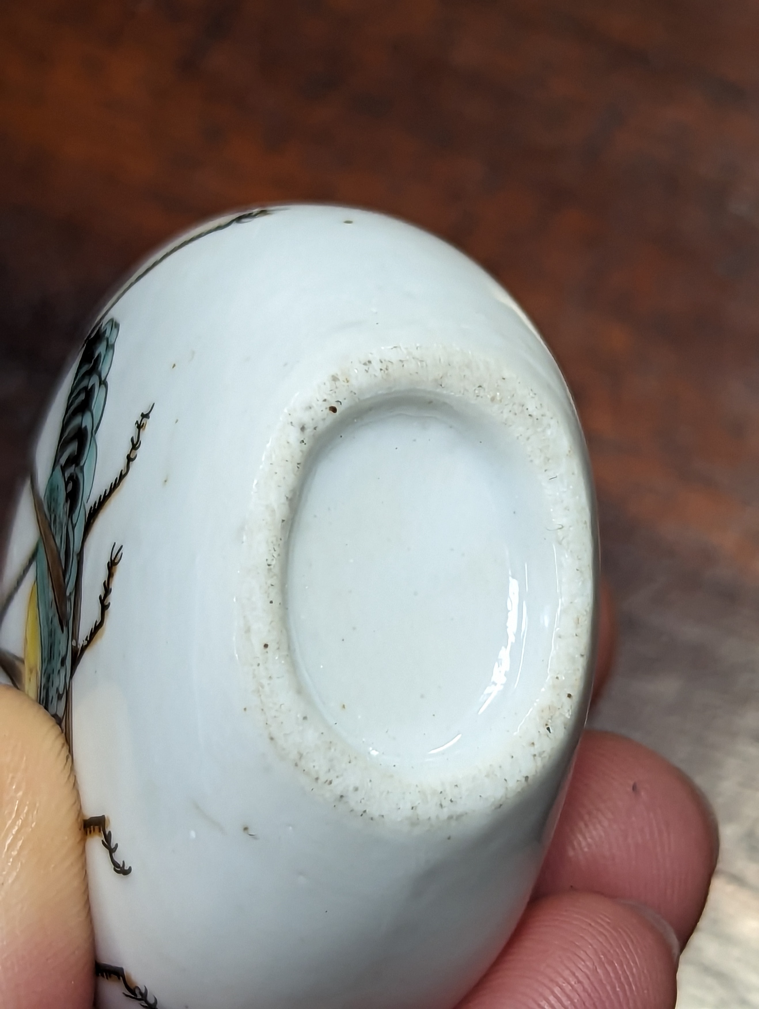 A CHINESE PORCELAIN 'CRICKET' SNUFF BOTTLE 晚清 蟈蟈圖鼻煙壺 - Image 8 of 9