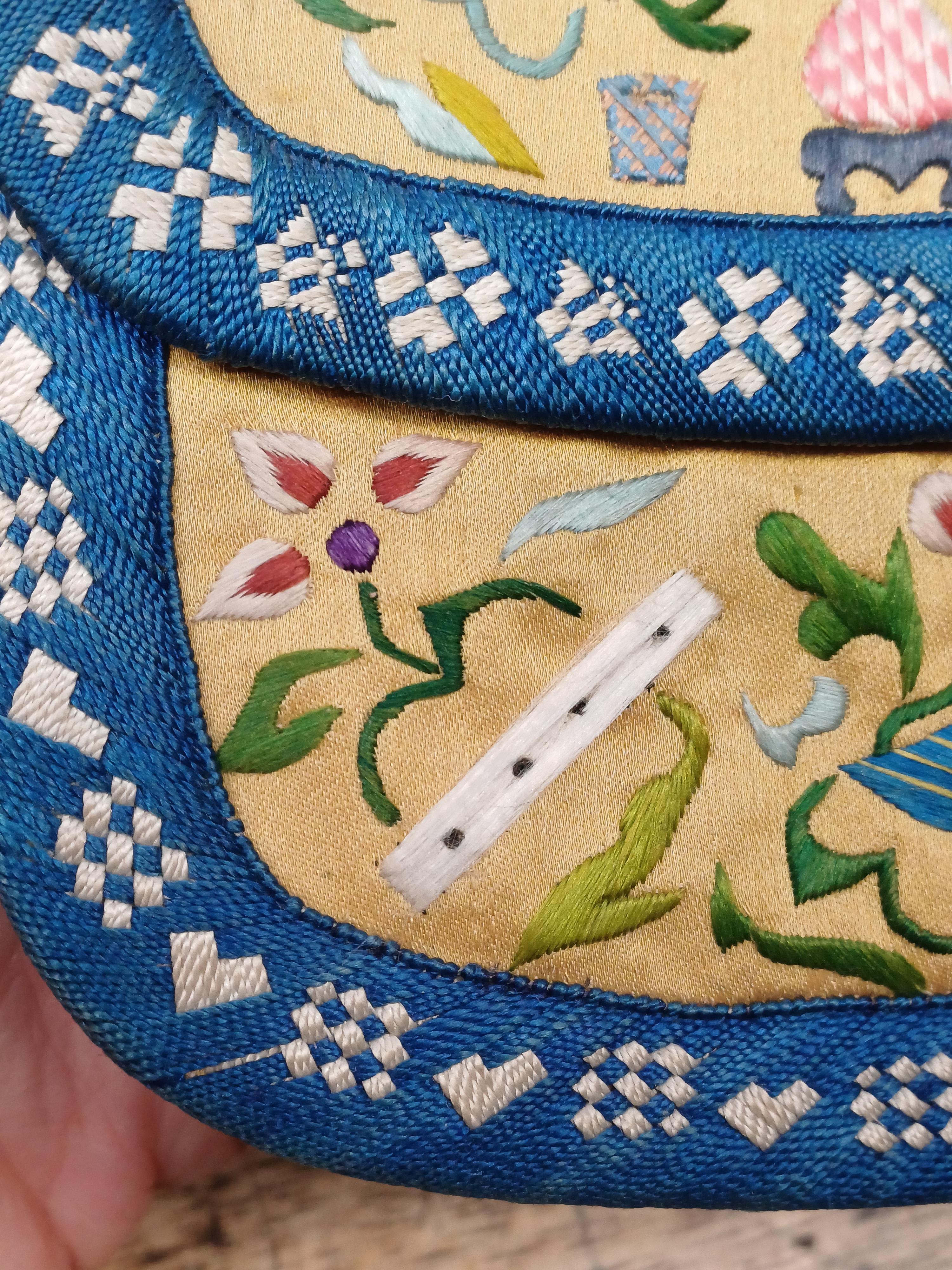 A CHINESE SILK EMBROIDERED PURSE 清十九世紀 絲繡花卉圖紋包 - Image 9 of 10