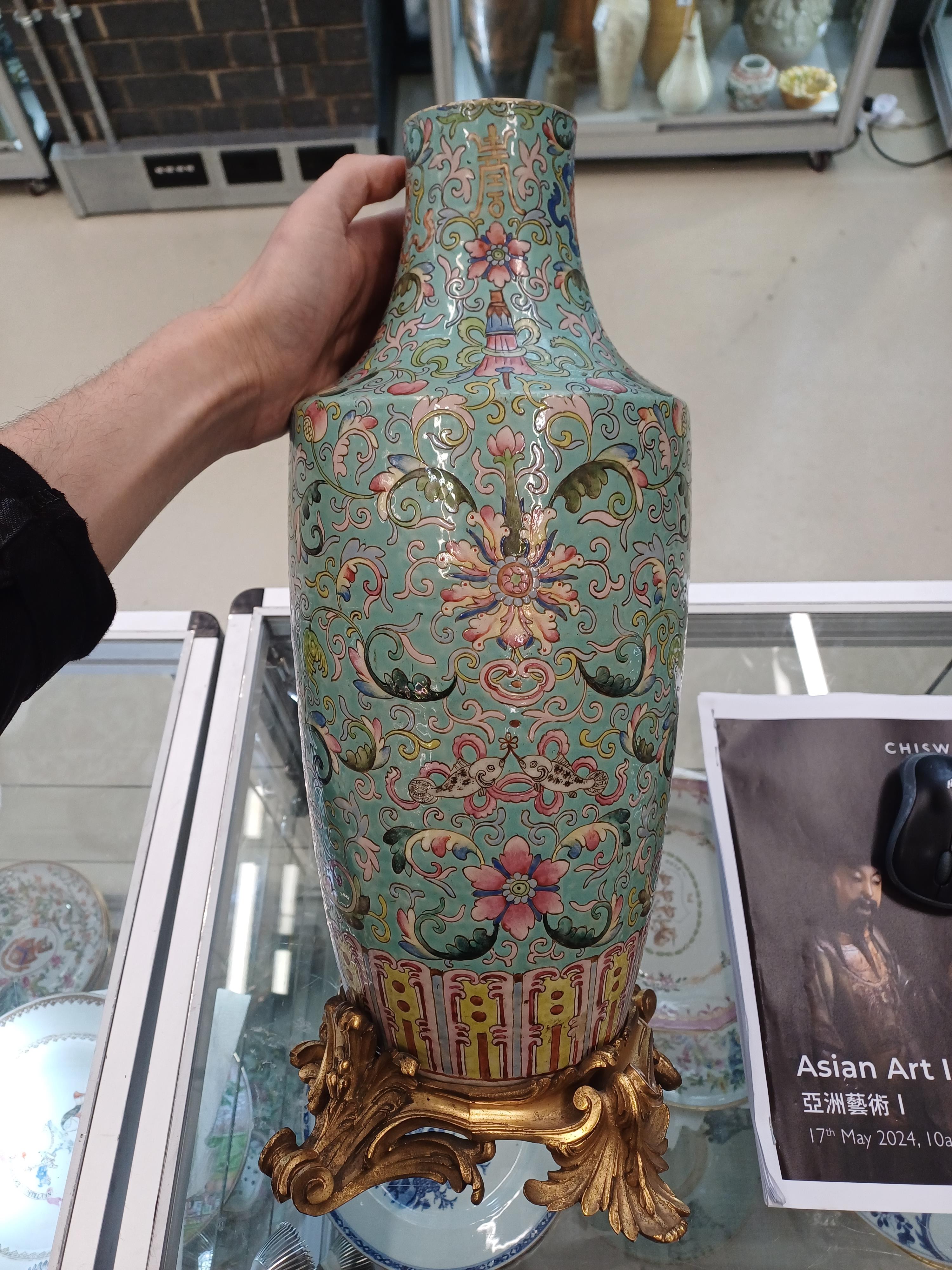 A CHINESE GILT-MOUNTED FAMILLE-ROSE TURQUOISE-GROUND 'LOTUS' VASE 清十九世紀 粉彩綠松石地蓮紋嵌鎏金銅飾瓶 - Image 6 of 7