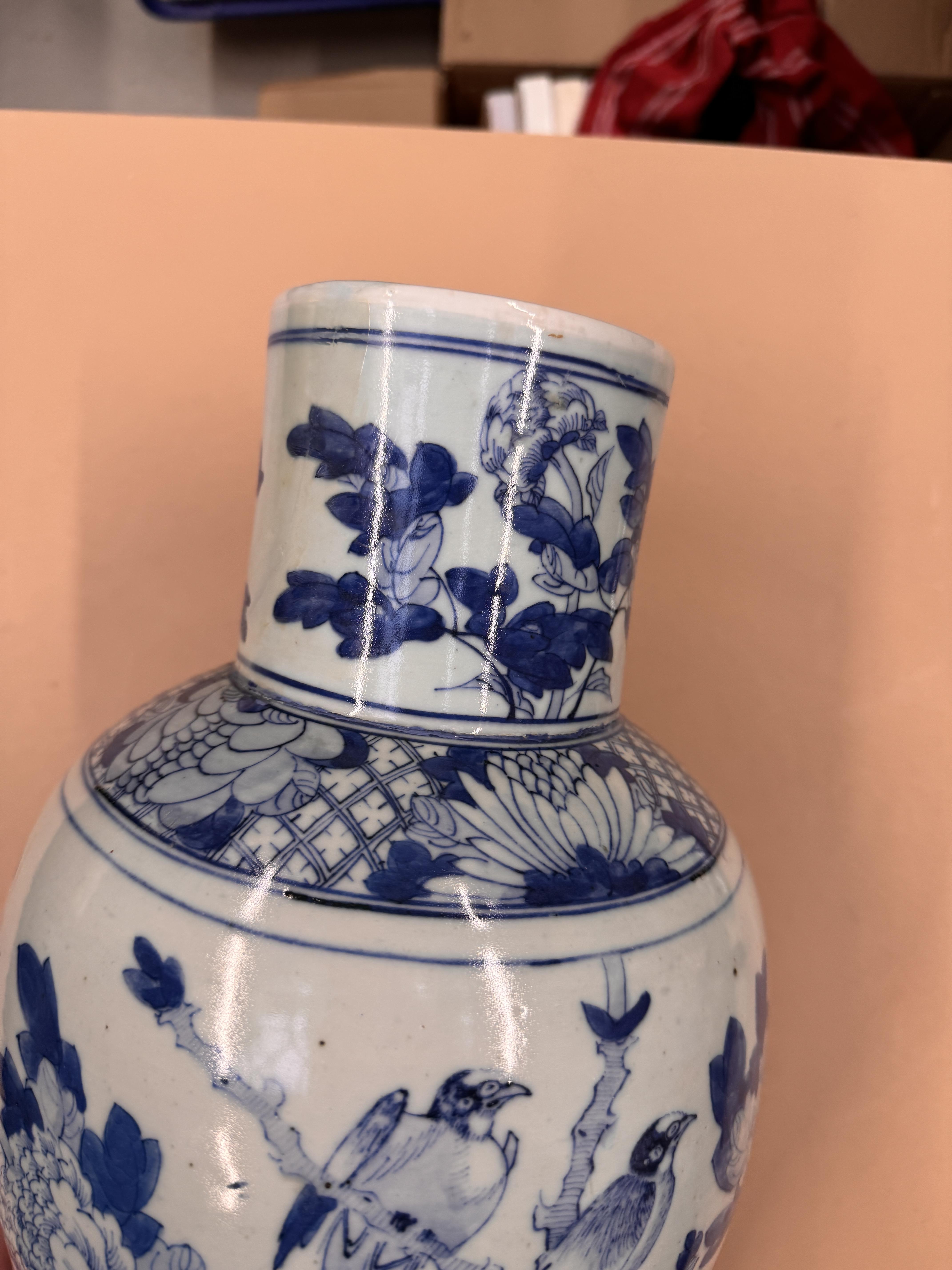 A CHINESE BLUE AND WHITE BALUSTER VASE AND COVER 清十九世紀 青花花鳥圖紋獅鈕蓋罐 - Image 27 of 28