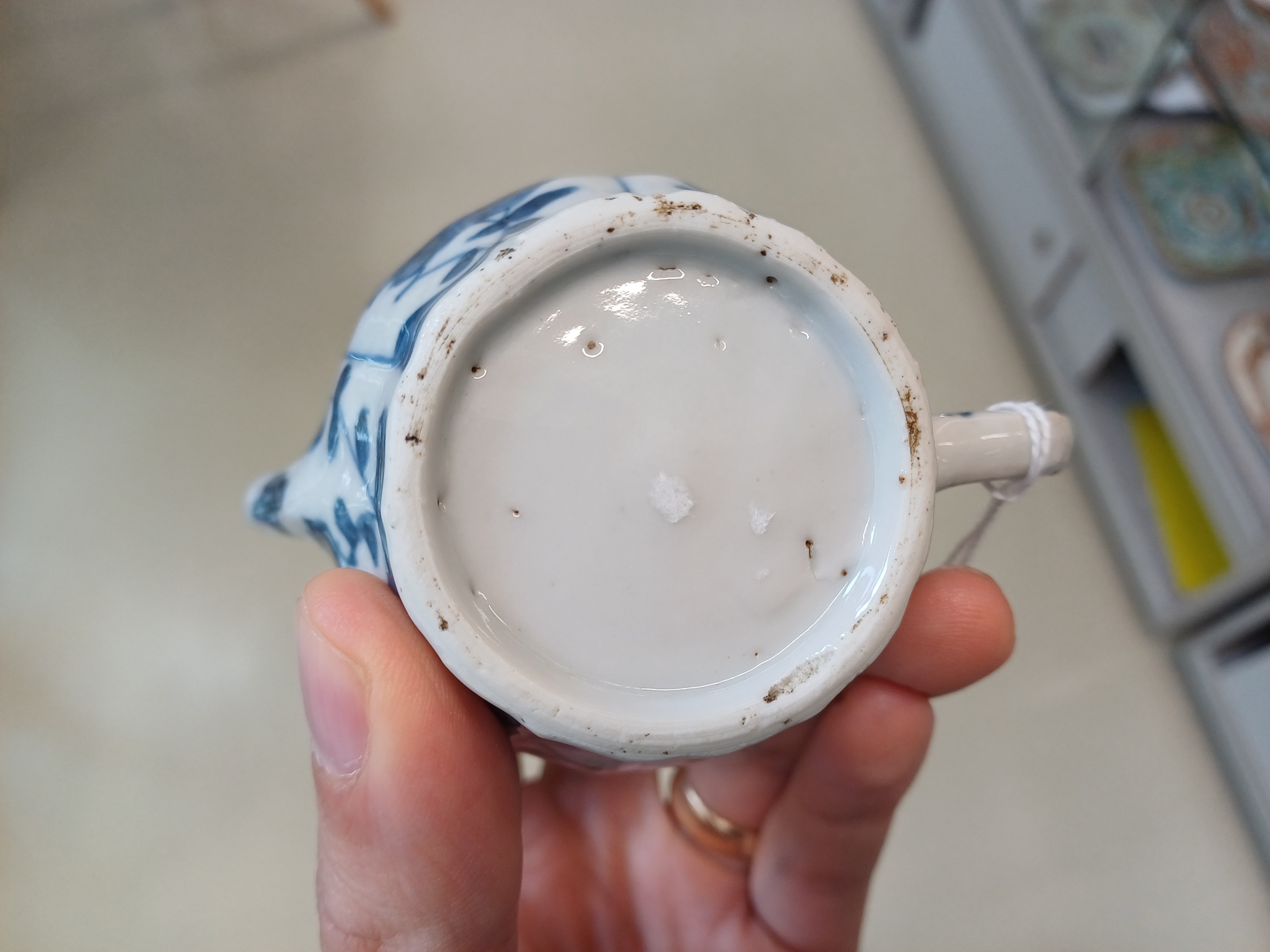 A SMALL CHINESE BLUE AND WHITE TEAPOT AND COVER 清康熙 青花花卉紋茶壺 - Image 7 of 8