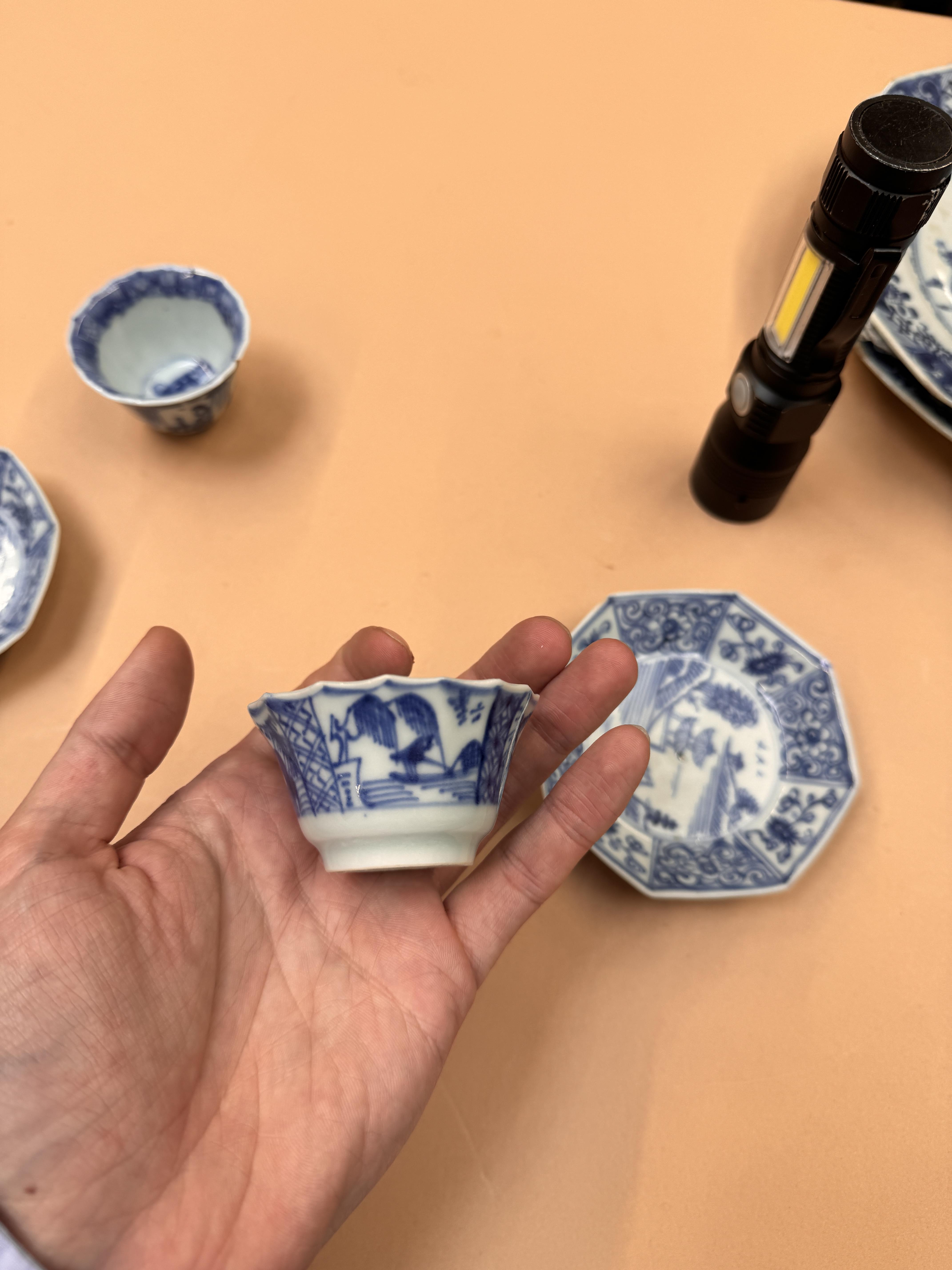 A GROUP OF SMALL CHINESE BLUE AND WHITE DISHES AND CUPS 十八至十九世紀 青花小盤及盃一組 - Image 2 of 23