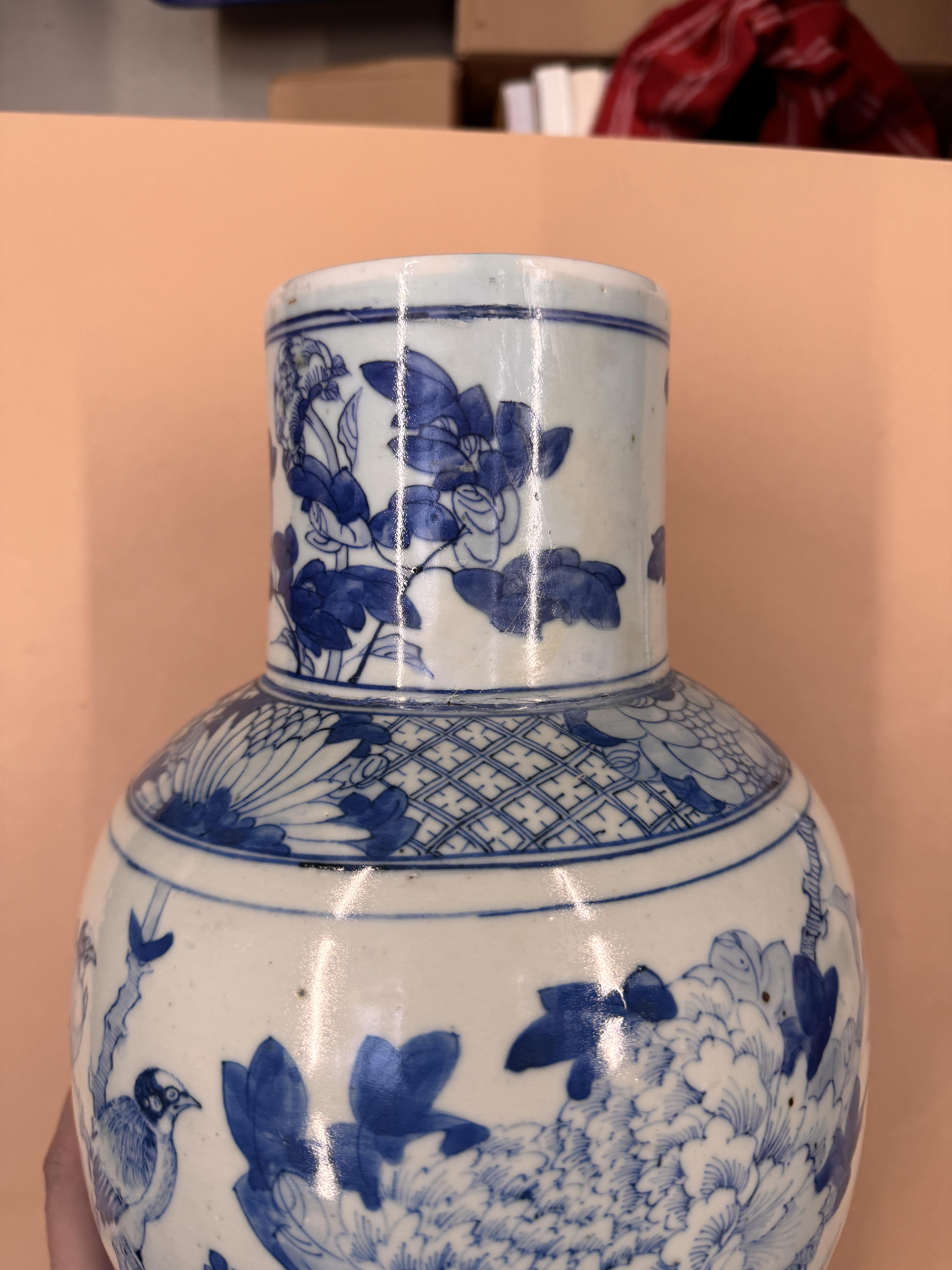 A CHINESE BLUE AND WHITE BALUSTER VASE AND COVER 清十九世紀 青花花鳥圖紋獅鈕蓋罐 - Image 18 of 28
