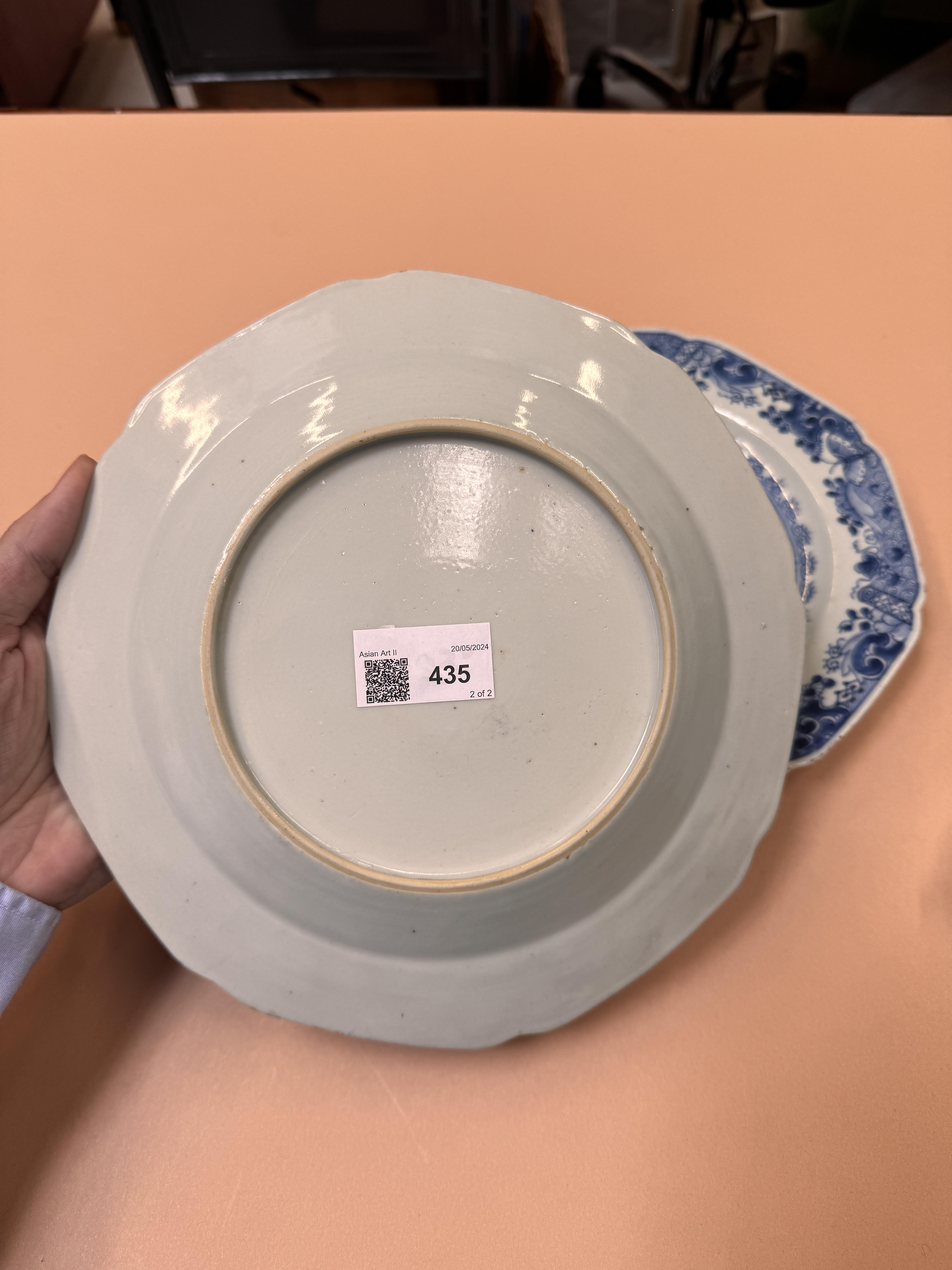TWO CHINESE EXPORT BLUE AND WHITE DISHES 清十八世紀 外銷青花人物故事圖紋盤兩件 - Image 3 of 11