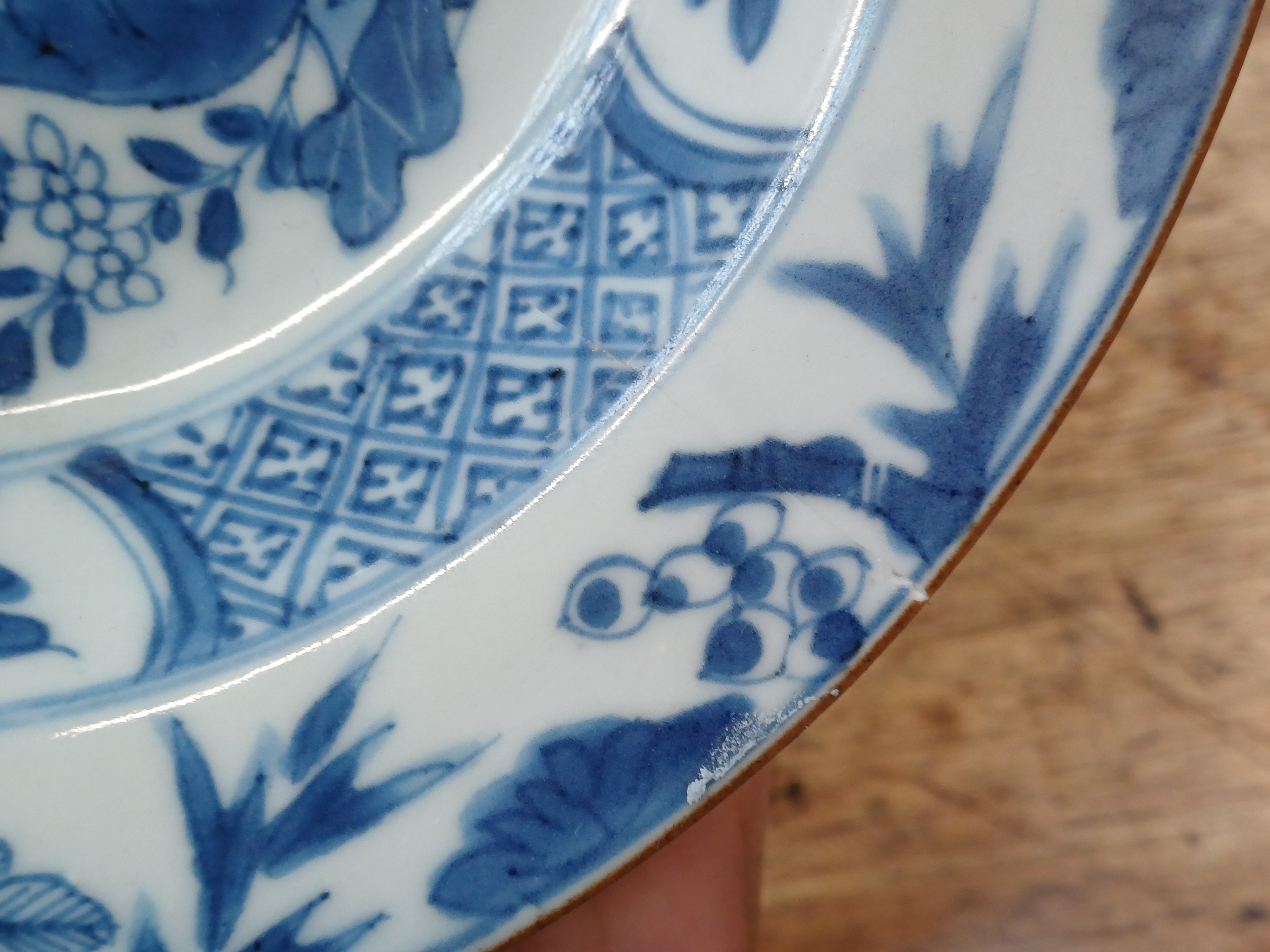 THREE CHINESE BLUE AND WHITE PIECES 清 康熙至十八世紀 青花瓷器一組 - Image 12 of 22