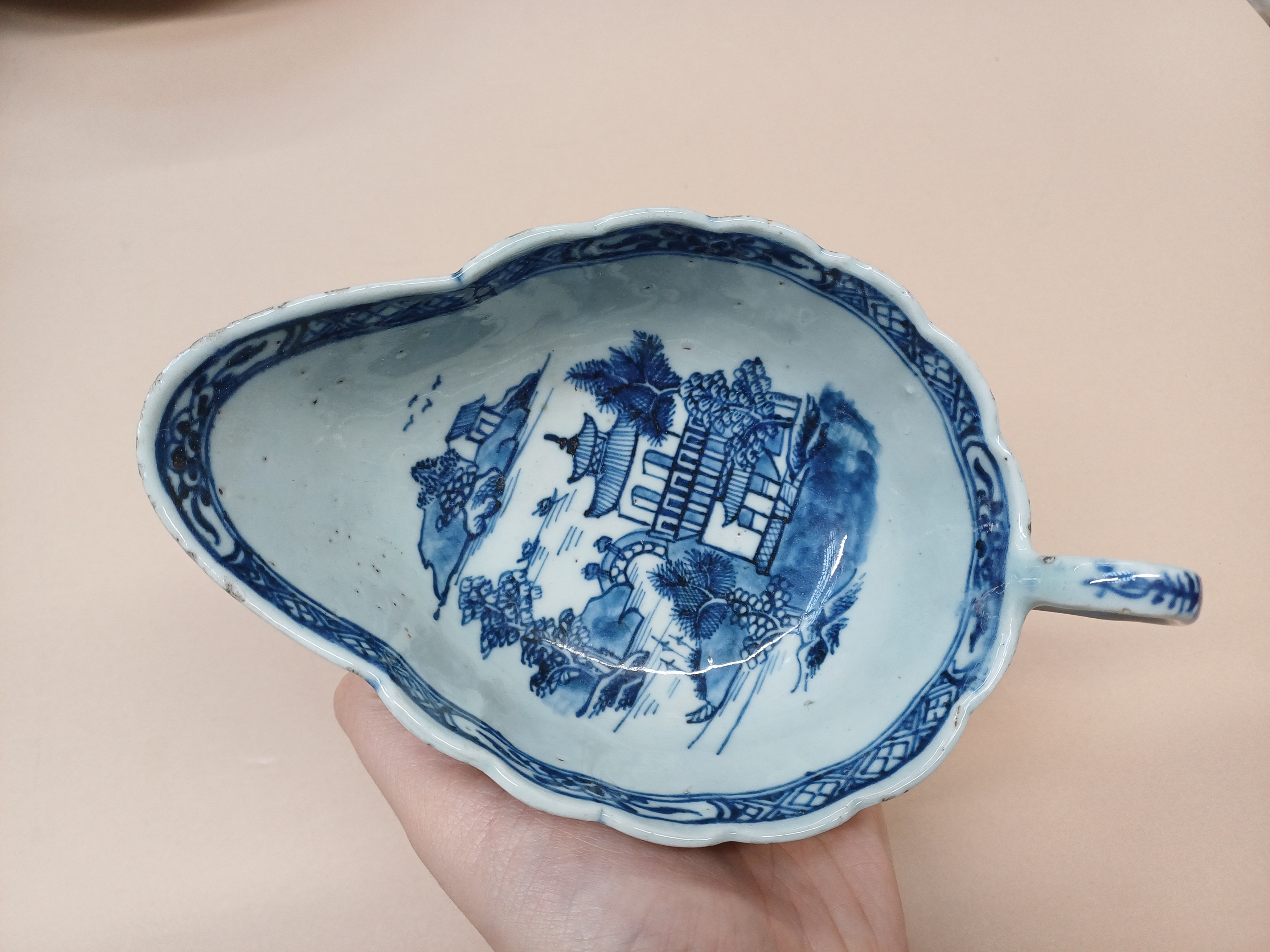 A CHINESE BLUE AND WHITE DISH, BOWL AND A SAUCE BOAT 明至十八世紀 青花盤、盌及醬料船一組 - Image 10 of 16