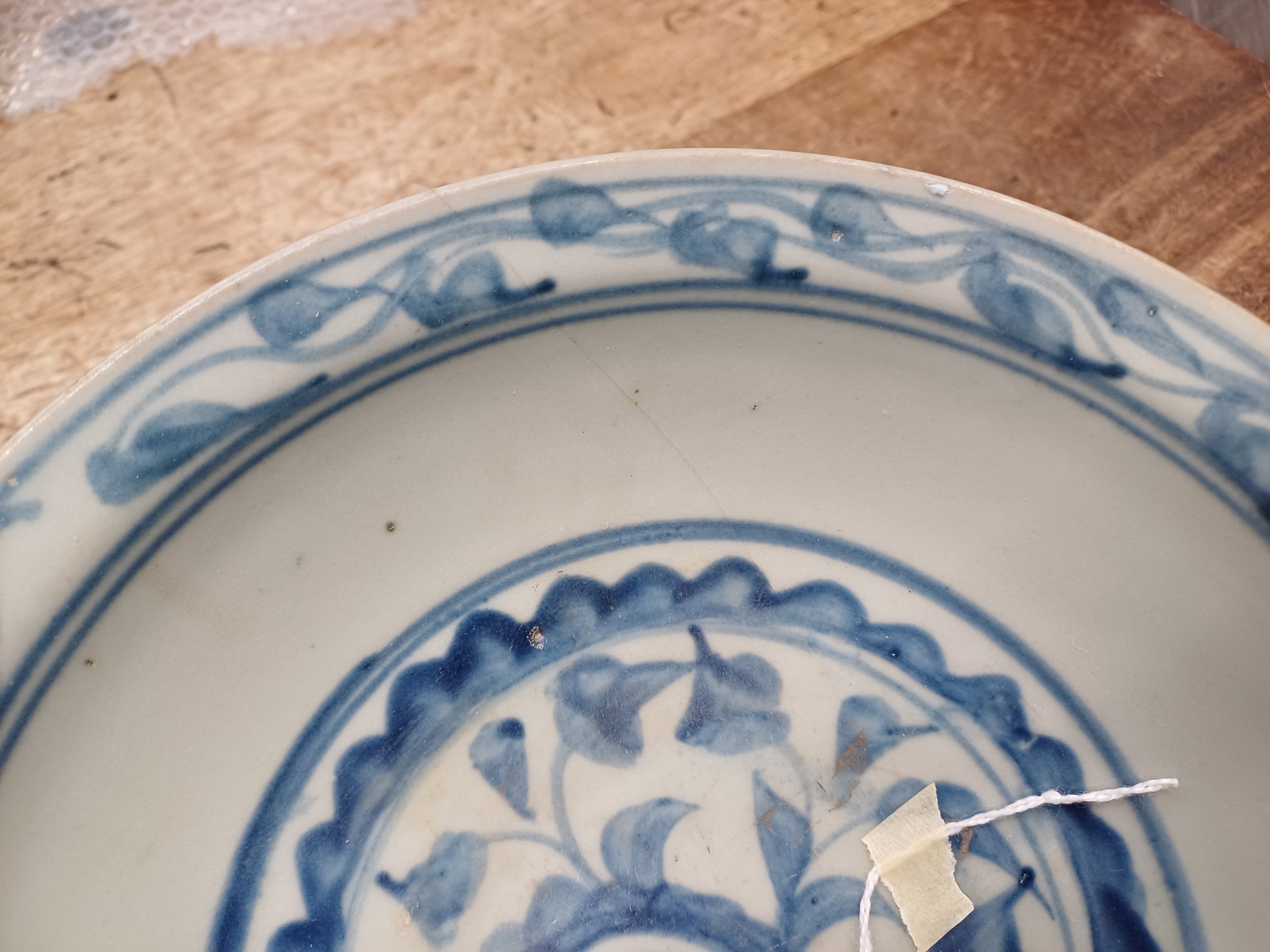 A CHINESE BLUE AND WHITE BOWL 明 青花花卉紋盌 - Image 5 of 6