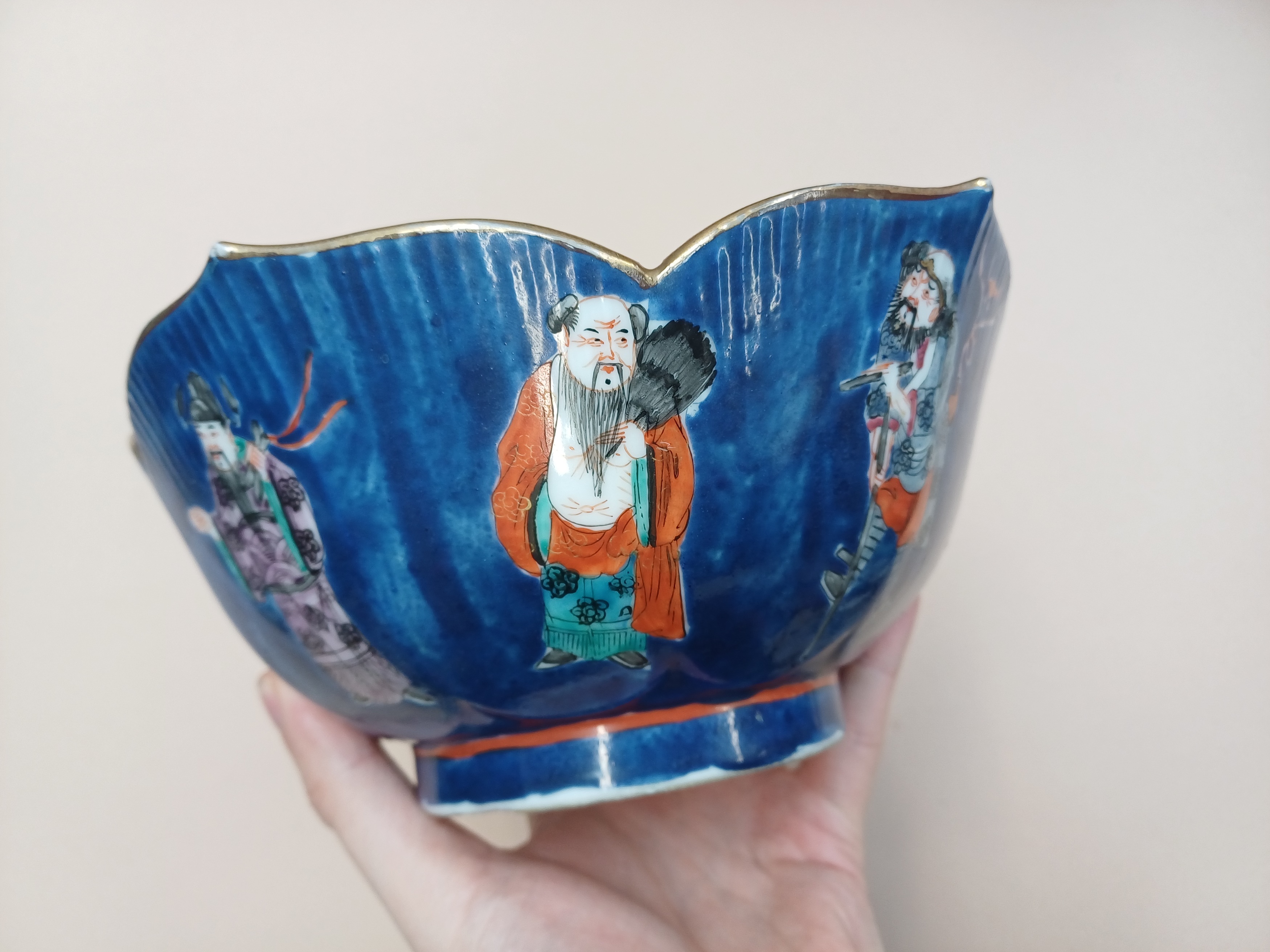 A CHINESE BLUE-GROUND 'PETAL' BOWL, A BLUE AND WHITE VASE AND A JAR 十九世紀至民國時期 藍地人物花瓣盌、青花山水圖紋瓶及「囍」罐 - Image 6 of 22