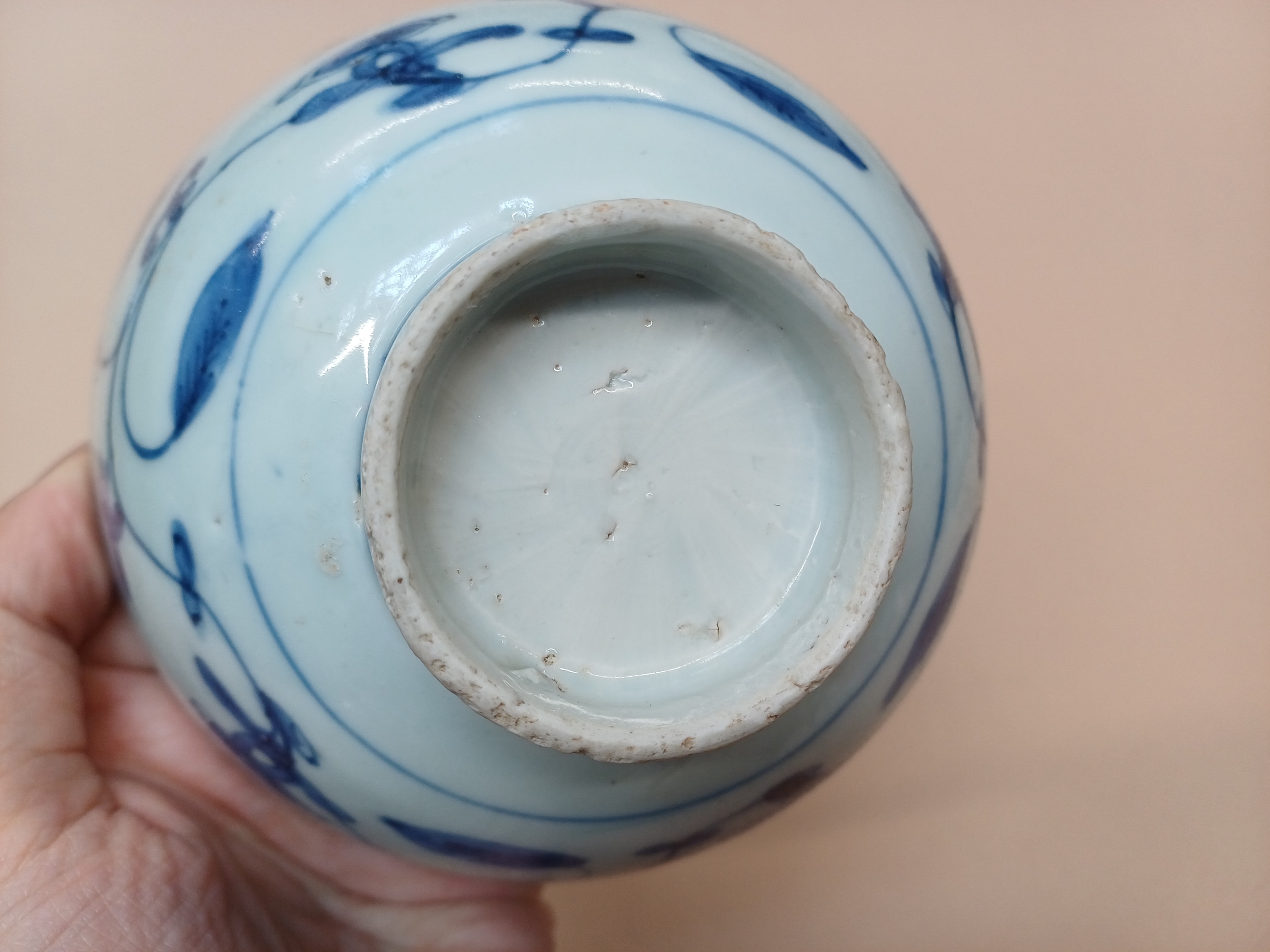 TWO CHINESE BLUE AND WHITE BOWLS AND A 'SHIPWRECK' SAUCER 明 青花盌兩件及盤 - Image 6 of 16