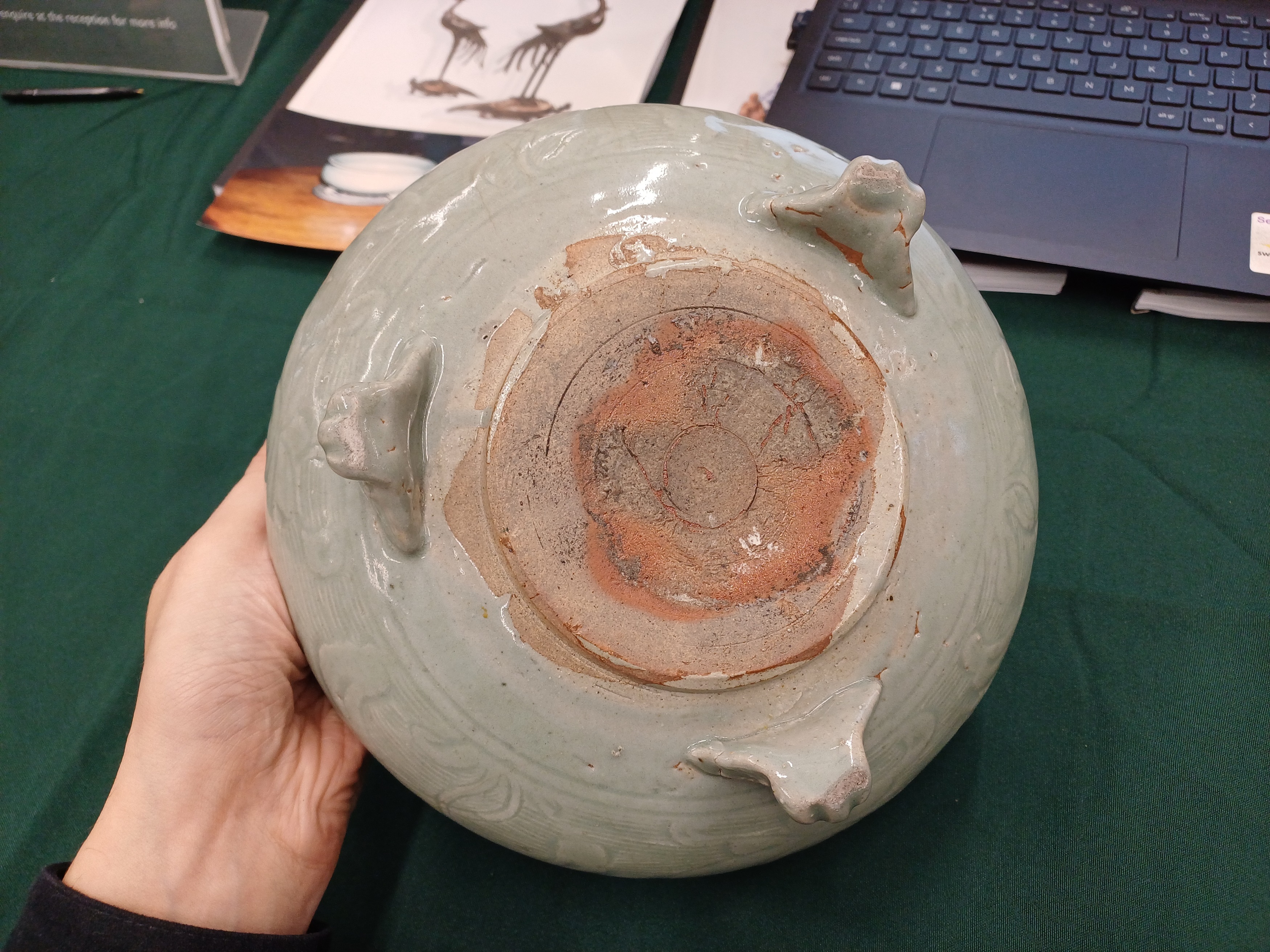 A CHINESE LONGQUAN CELADON CENSER 明 龍泉青釉三足爐 - Image 6 of 9