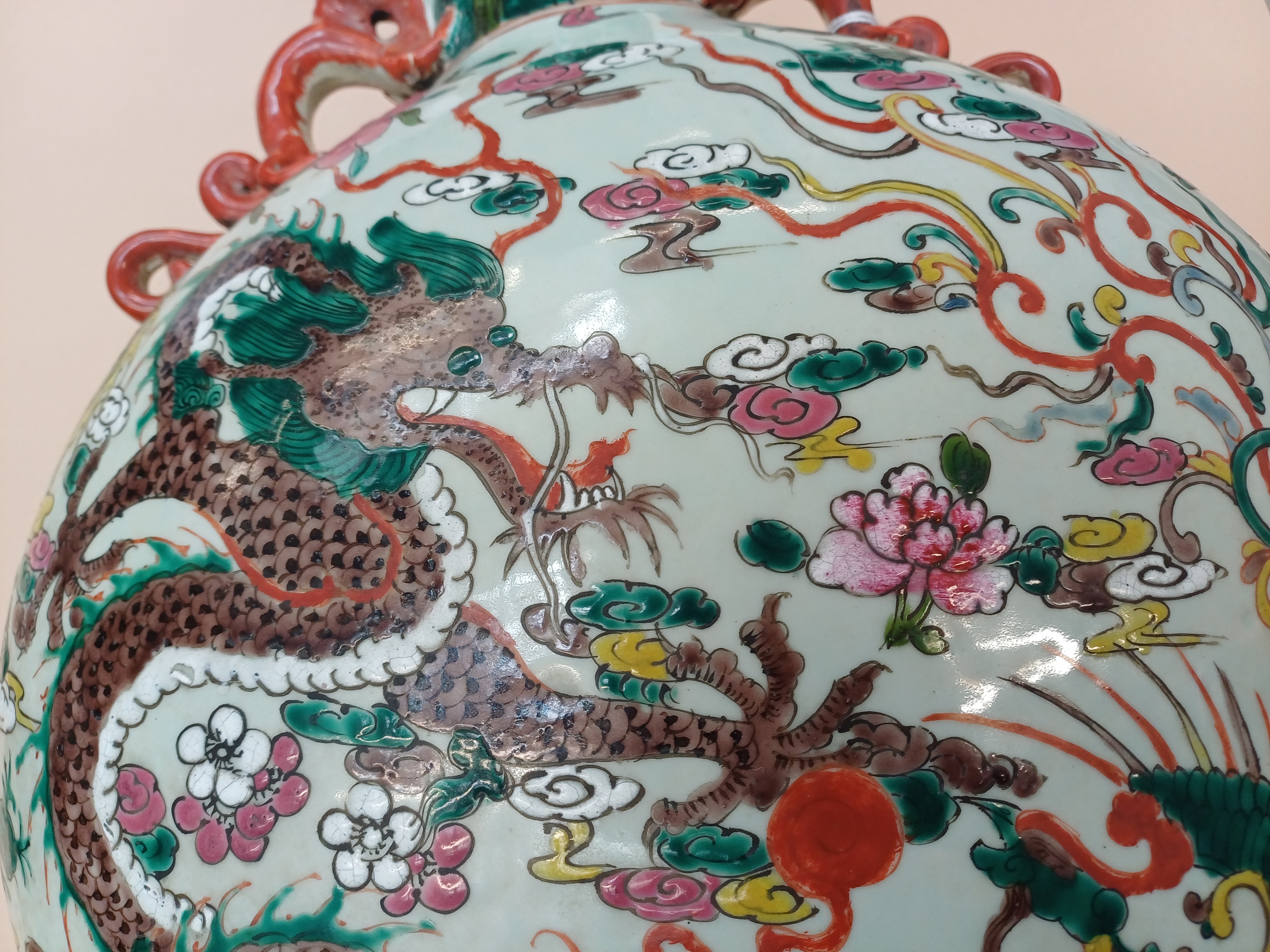 A CHINESE FAMILLE-ROSE 'DRAGON AND PHOENIX' MOONFLASK VASE 二十世紀 粉彩龍鳳呈祥紋抱月瓶 - Image 8 of 9