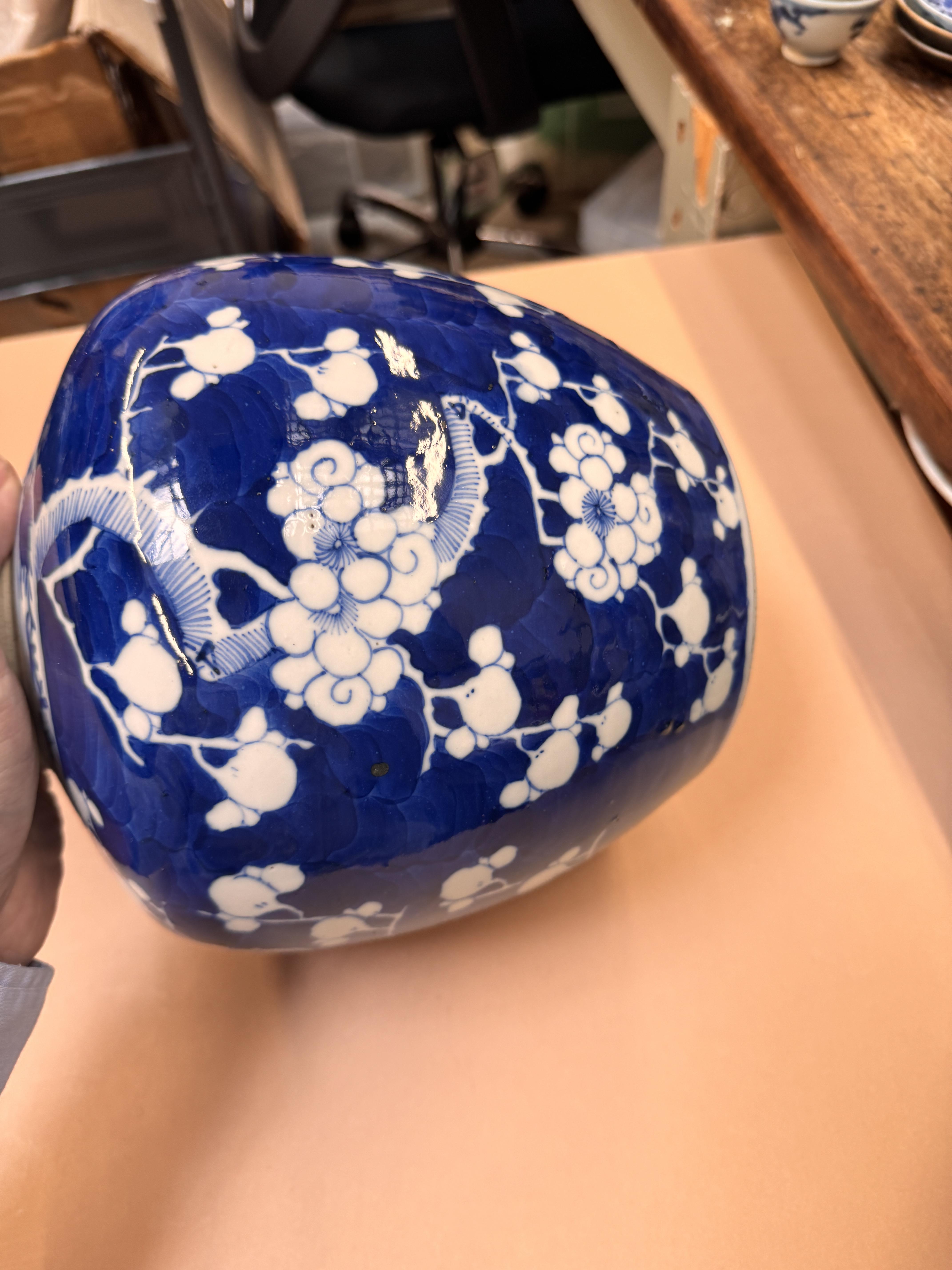 A CHINESE BLUE AND WHITE 'PRUNUS' JAR AND TWO VASES 清十九世紀 青花梅紋罐及瓶兩件 - Bild 17 aus 33