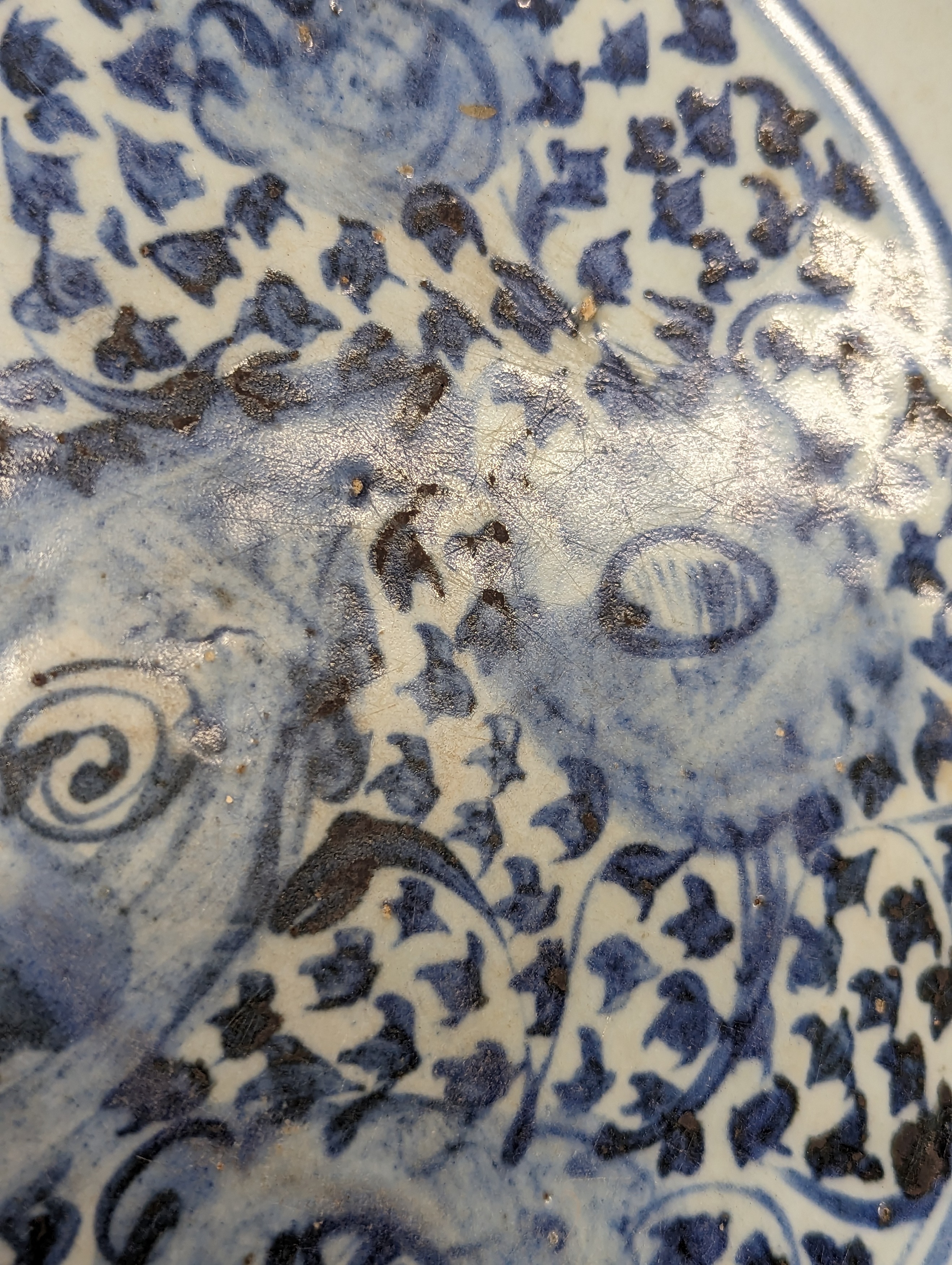 A CHINESE BLUE AND WHITE 'SCHOLAR'S ROCK' DISH 明 青花供石紋盤 - Image 5 of 13