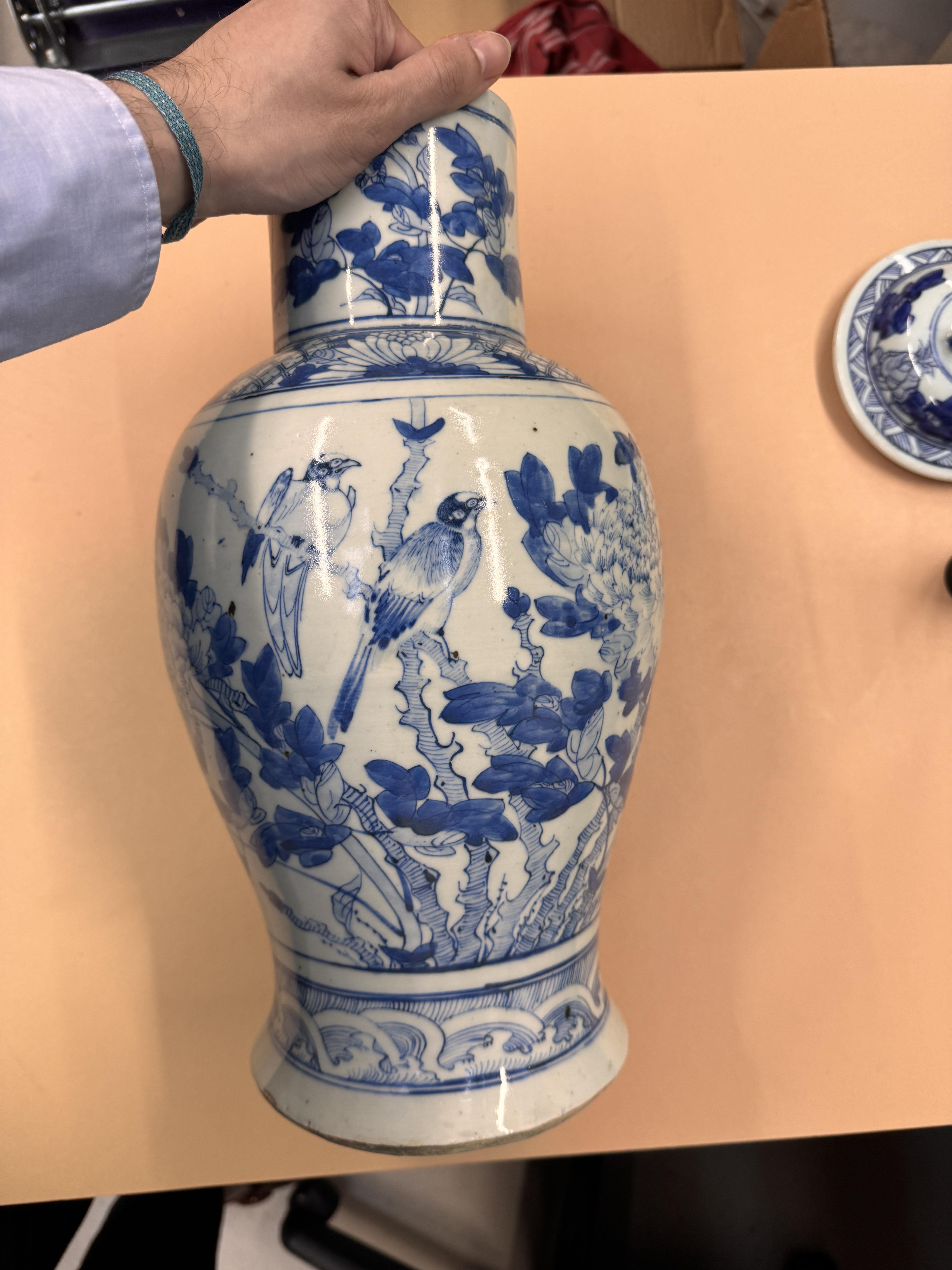 A CHINESE BLUE AND WHITE BALUSTER VASE AND COVER 清十九世紀 青花花鳥圖紋獅鈕蓋罐 - Image 15 of 28