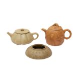 TWO YIXING ZISHA TEAPOTS AND A BRUSH WASHER 二十世紀 宜興紫砂茶壺兩件及洗