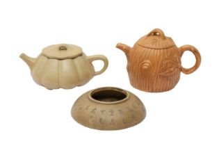 TWO YIXING ZISHA TEAPOTS AND A BRUSH WASHER 二十世紀 宜興紫砂茶壺兩件及洗