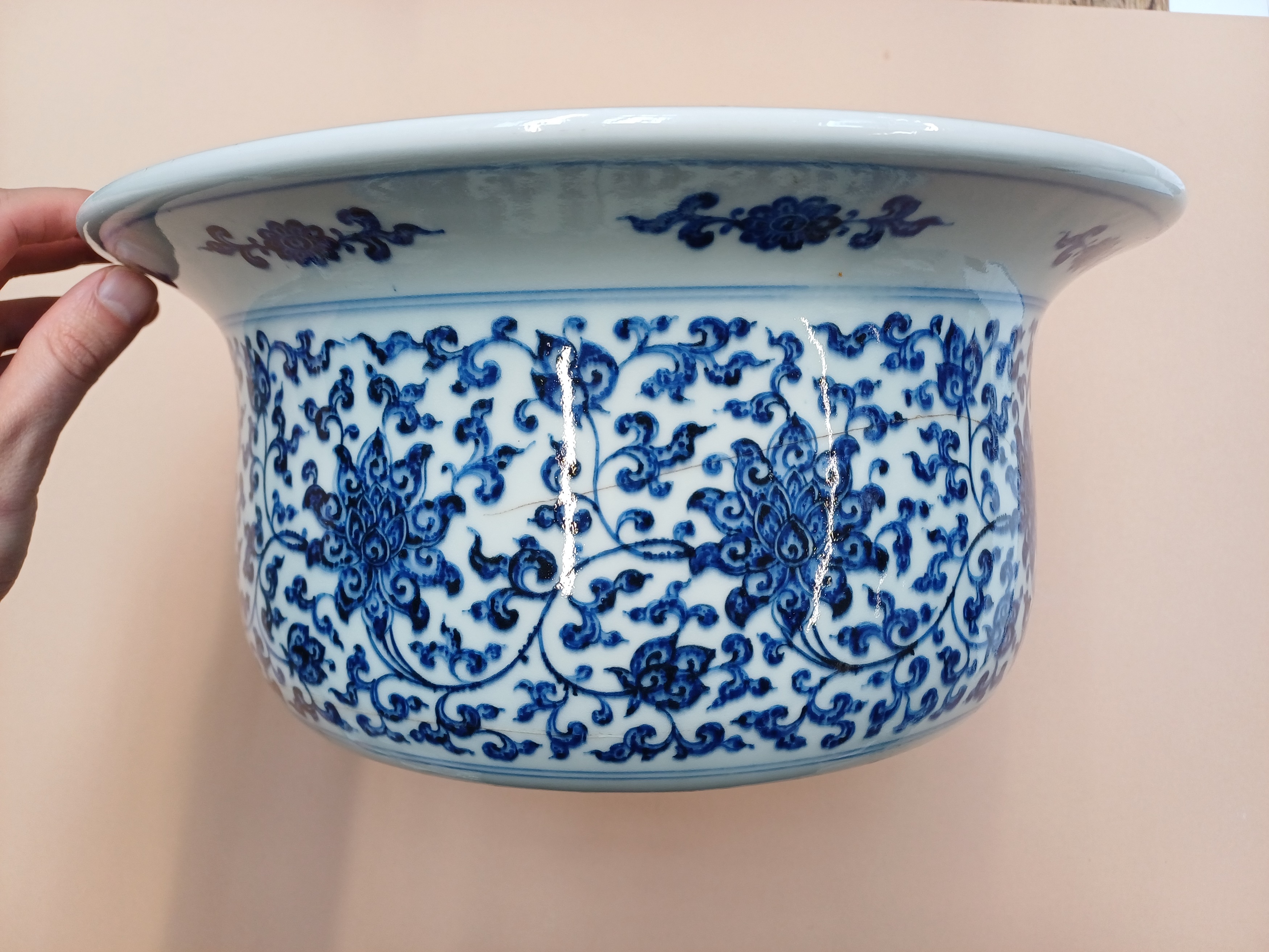A CHINESE MING-STYLE BLUE AND WHITE 'LOTUS' BASIN 明式青花纏枝蓮紋盆 《大清雍正年製》款 - Image 7 of 14