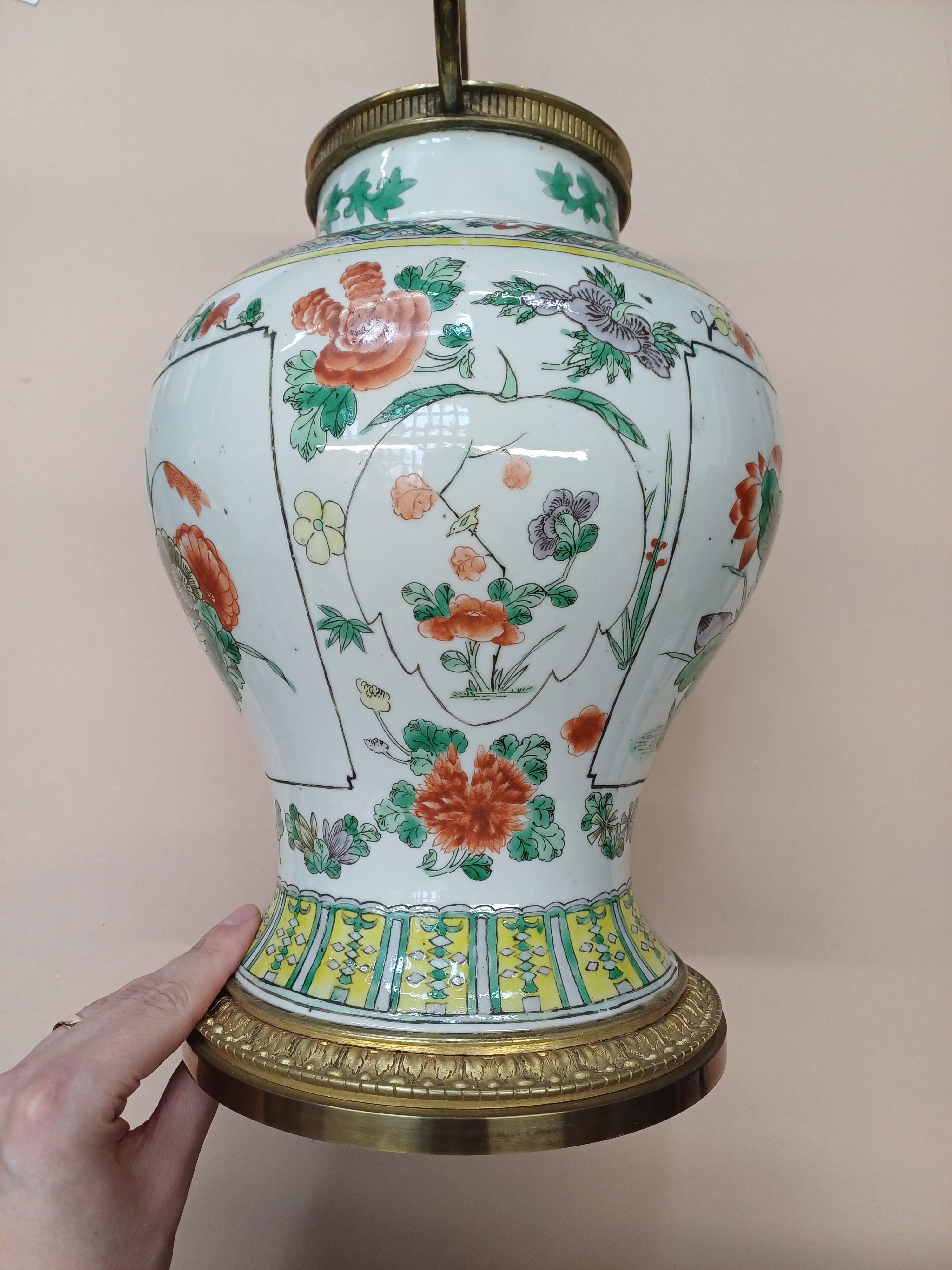 A CHINESE FAMILLE-VERTE 'LOTUS POND' VASE AND COVER 晚清五彩蓮池紋將軍罐 - Image 12 of 14