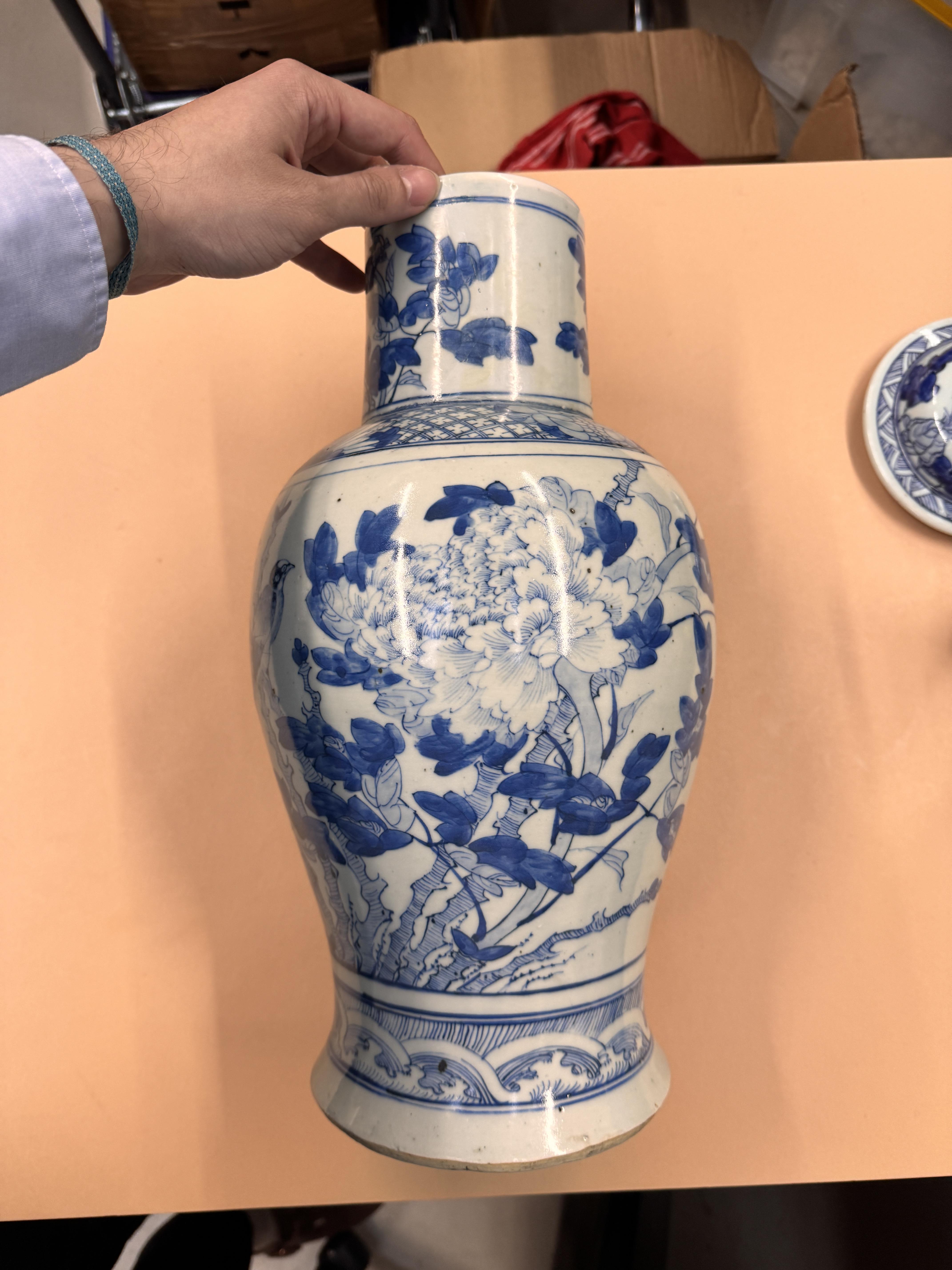 A CHINESE BLUE AND WHITE BALUSTER VASE AND COVER 清十九世紀 青花花鳥圖紋獅鈕蓋罐 - Image 13 of 28
