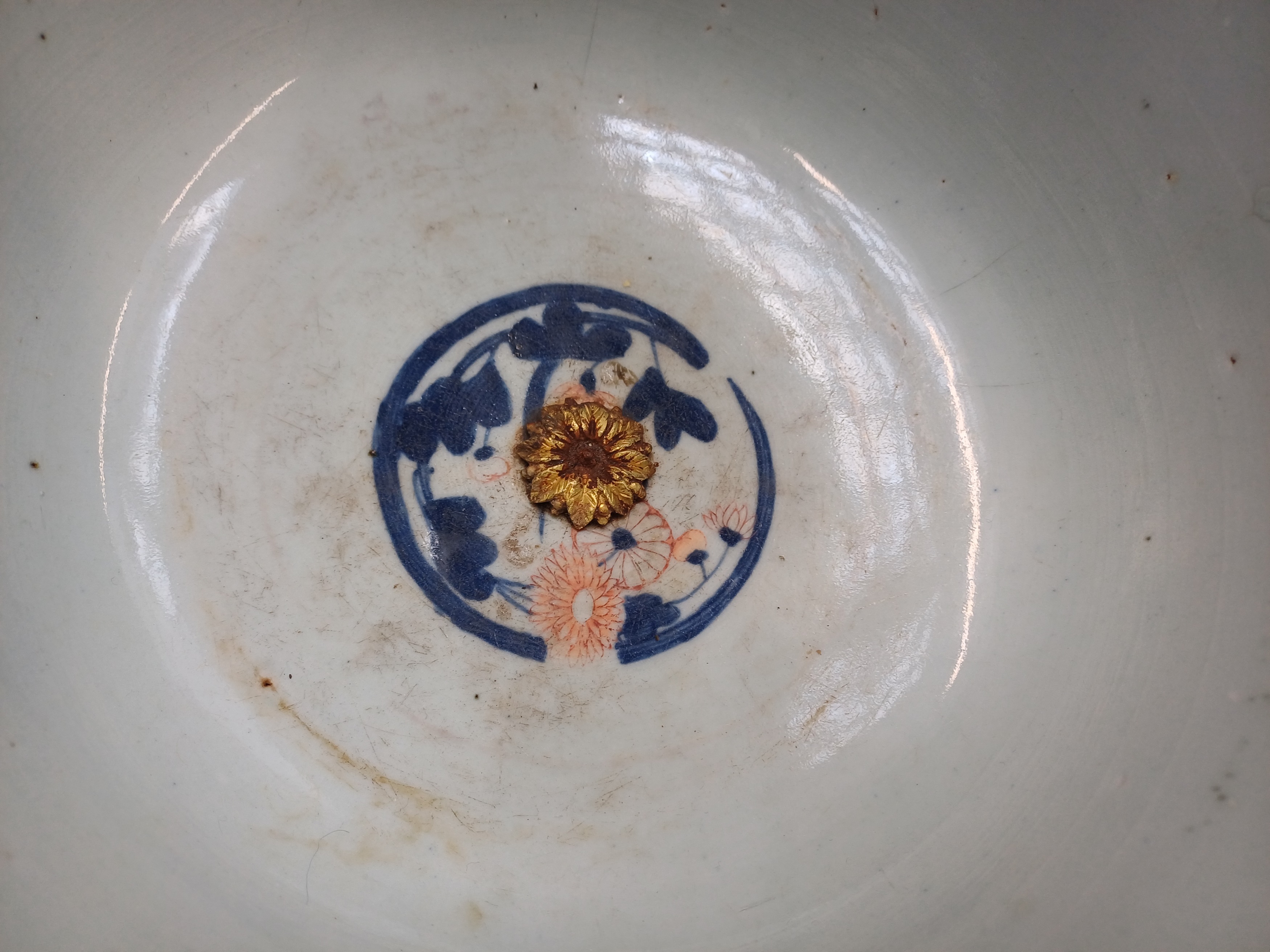 A JAPANESE IMARI POT, A FAMILLE-ROSE DISH, AND TWO JARDINIERES 十九至二十世紀 伊萬里罐，粉彩盤盆一對 - Image 13 of 17