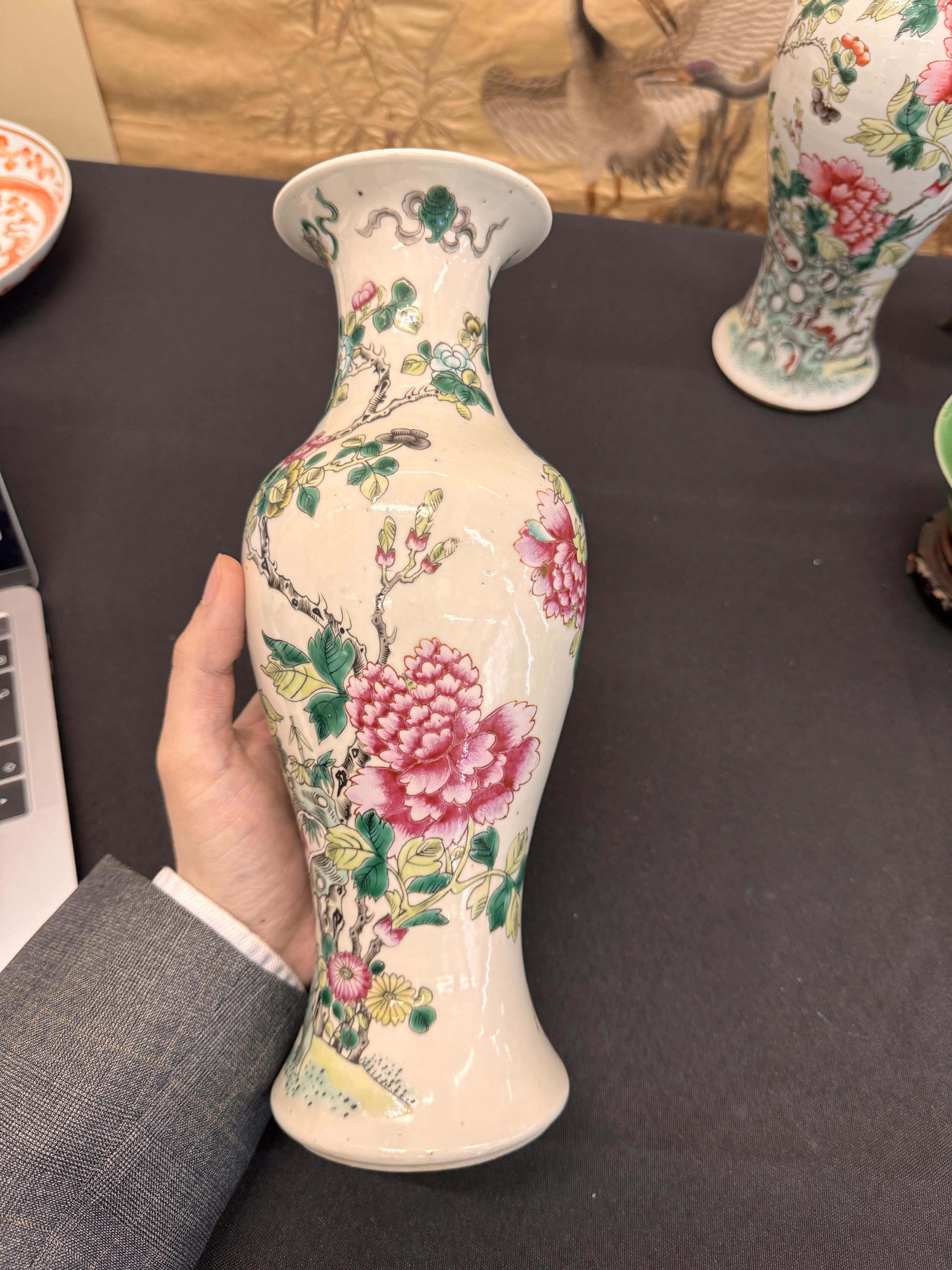 A PAIR OF CHINESE FAMILLE-ROSE 'PEONY' VASES 清 十九或二十世紀 粉彩牡丹紋瓶一對 - Image 18 of 19