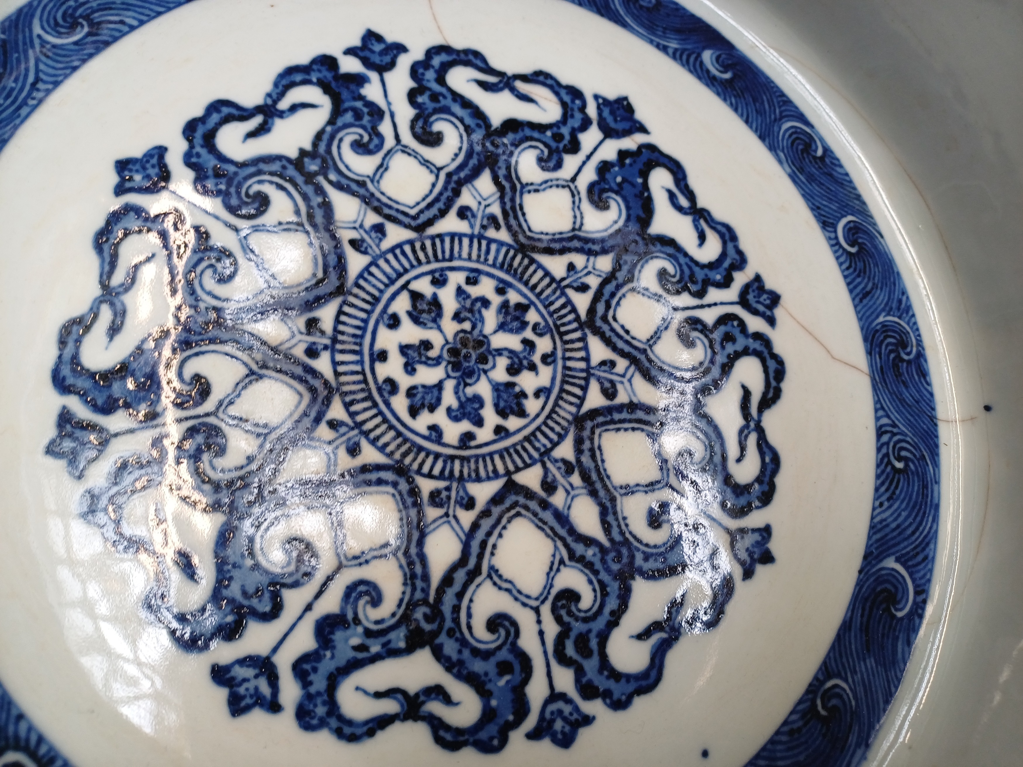 A CHINESE MING-STYLE BLUE AND WHITE 'LOTUS' BASIN 明式青花纏枝蓮紋盆 《大清雍正年製》款 - Image 5 of 14