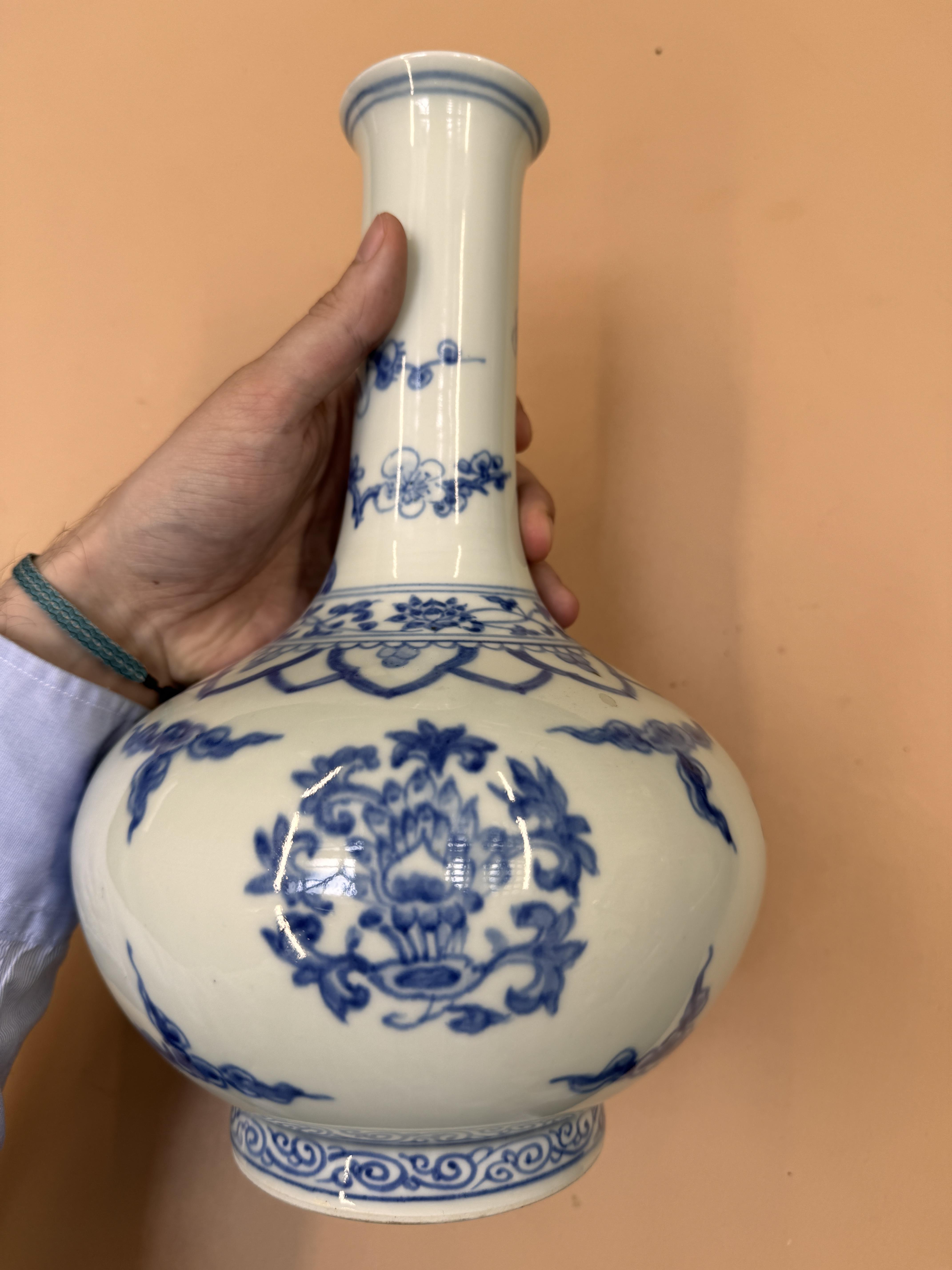 A CHINESE BLUE AND WHITE 'LOTUS' BOTTLE VASE 二十世紀 青花團蓮紋瓶 - Image 8 of 15