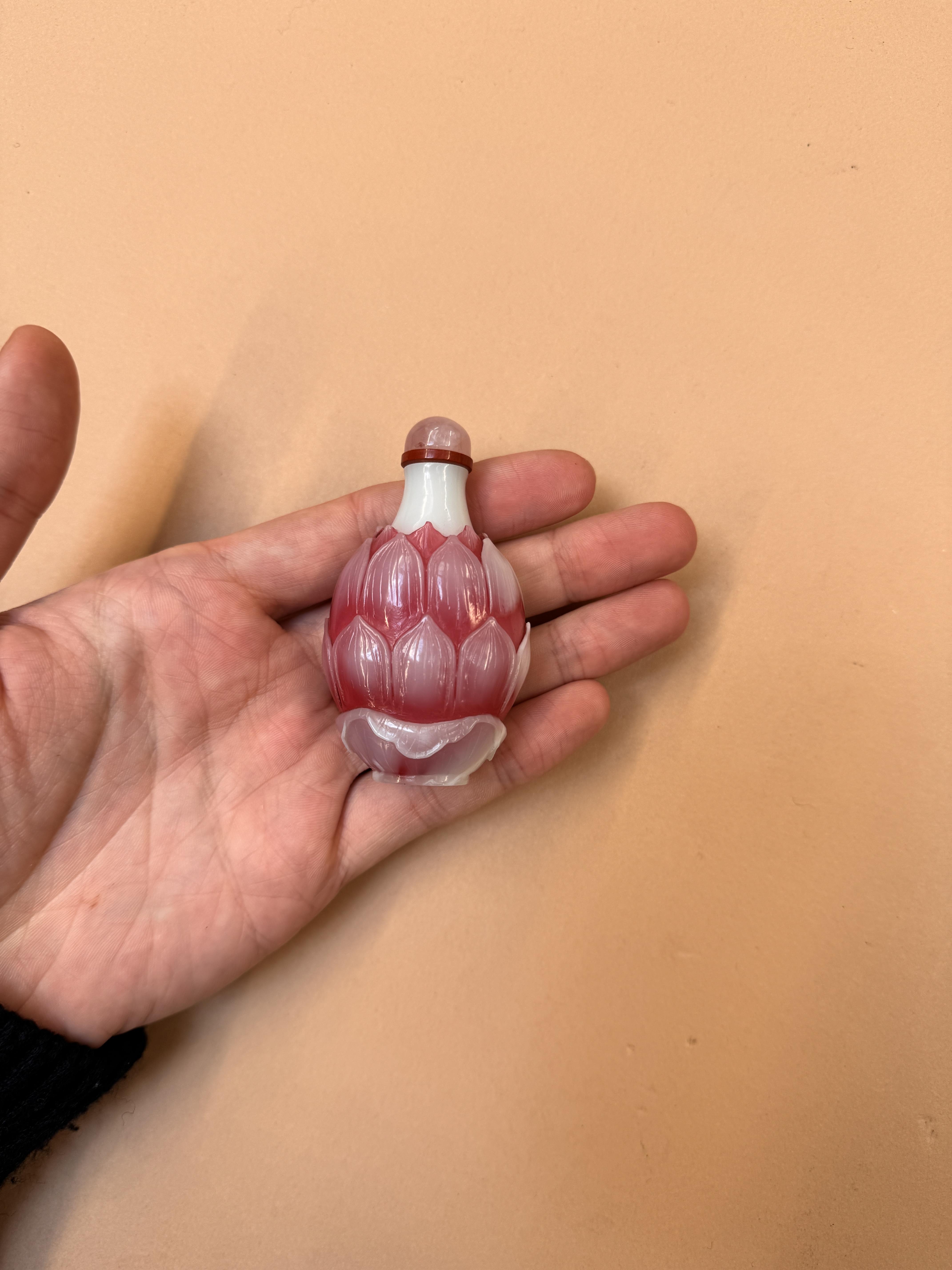 A CHINESE WHITE AND PINK BEIJING GLASS 'LOTUS' SNUFF BOTTLE 十九世紀 粉紅料荷花形鼻煙壺 - Image 10 of 16
