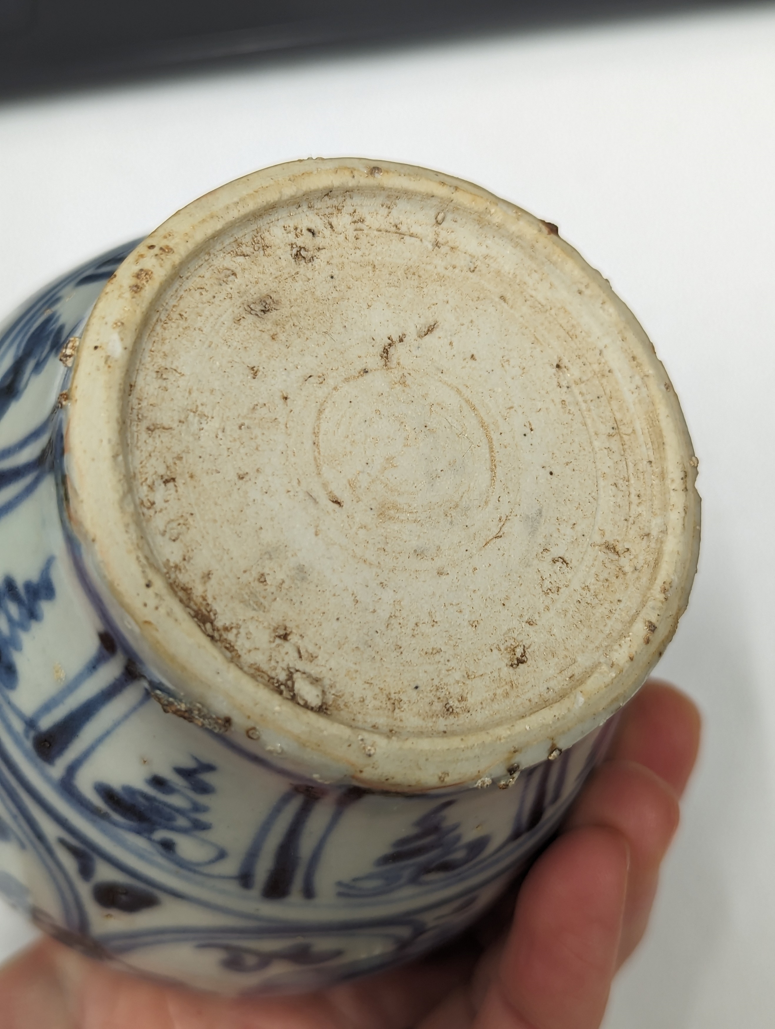 A SMALL CHINESE BLUE AND WHITE JAR 明 青花花卉紋小罐 - Image 11 of 11