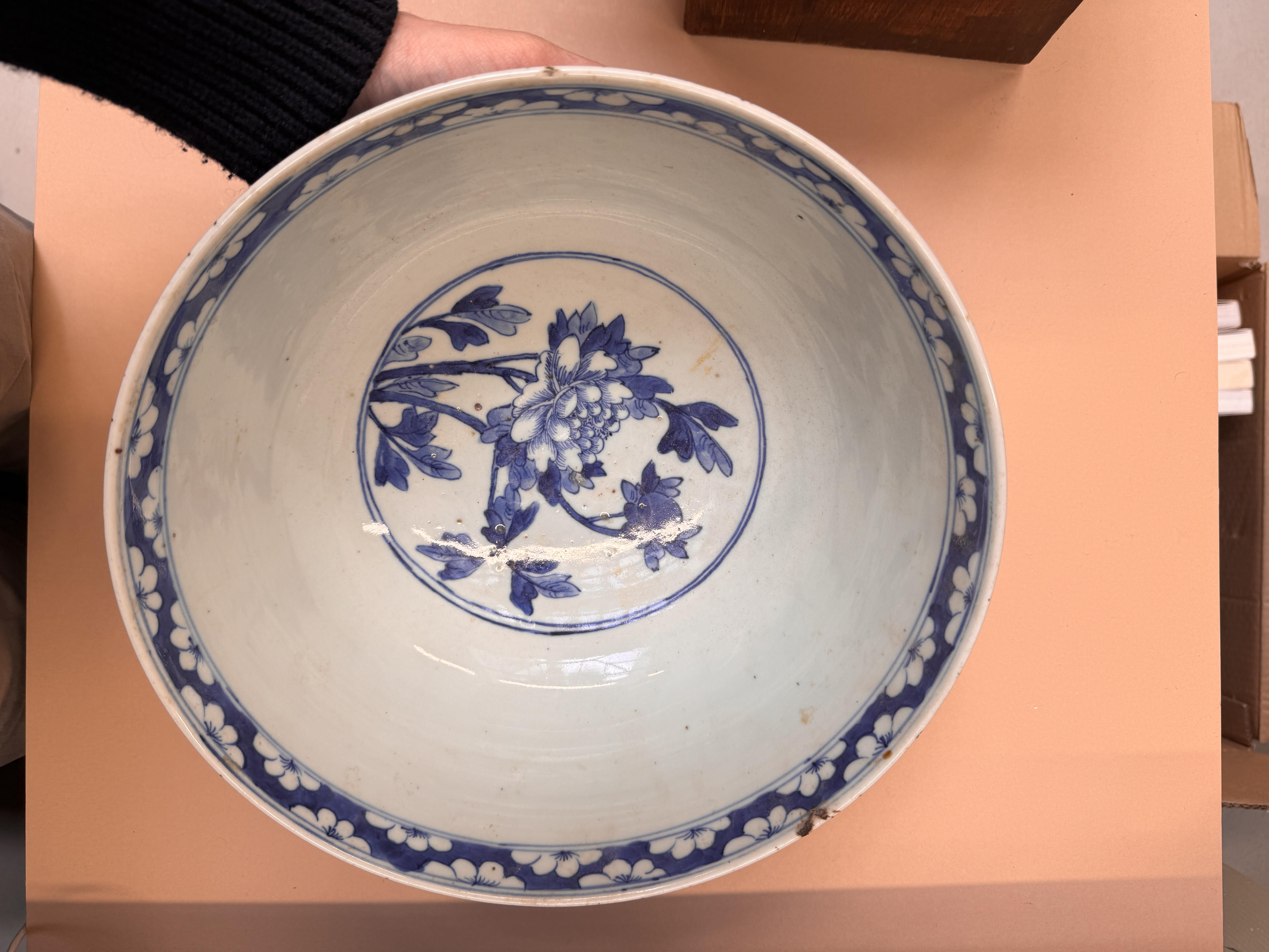 A CHINESE BLUE AND WHITE 'BIRDS AND BLOSSOMS' BOWL 清十九世紀 青花花鳥圖紋盌 - Image 14 of 15