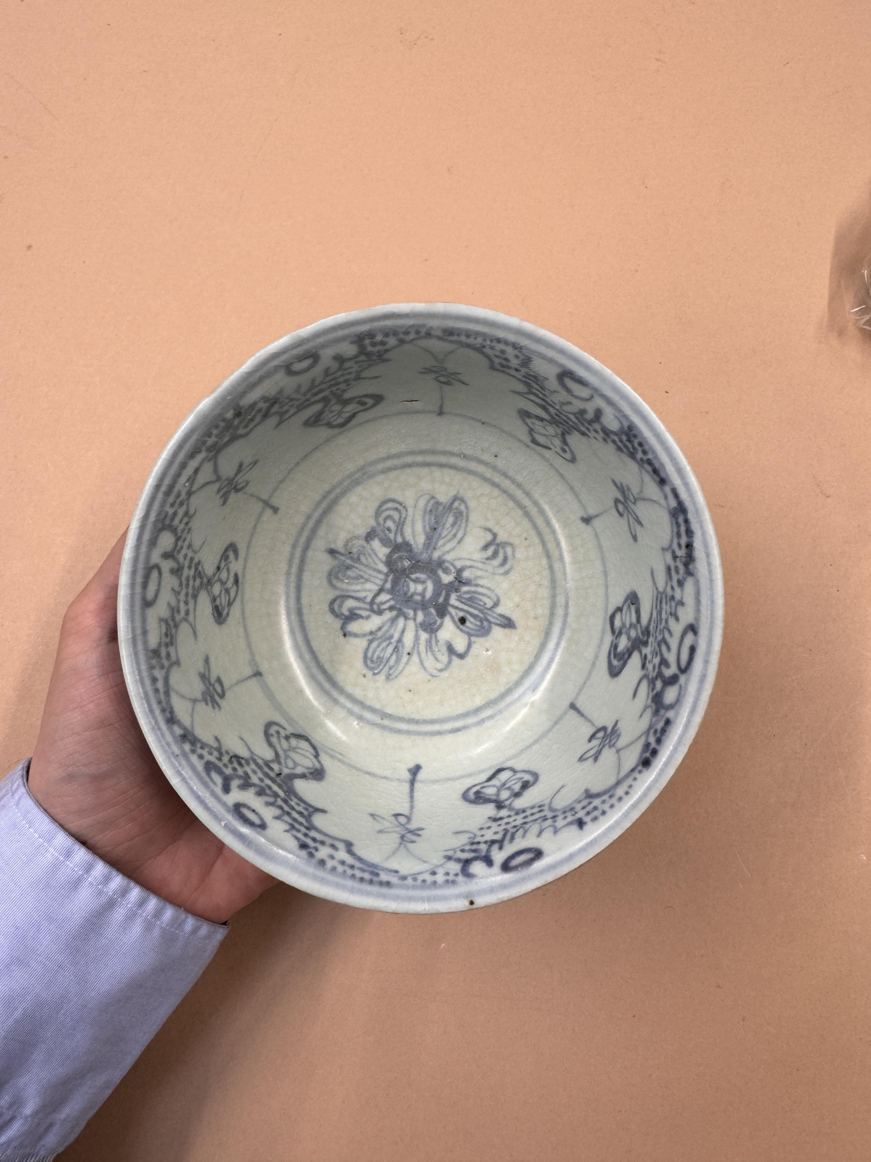 A CHINESE BLUE AND WHITE 'HONEYCOMB' BOWL 明 青花蜂巢紋盌 - Image 14 of 18