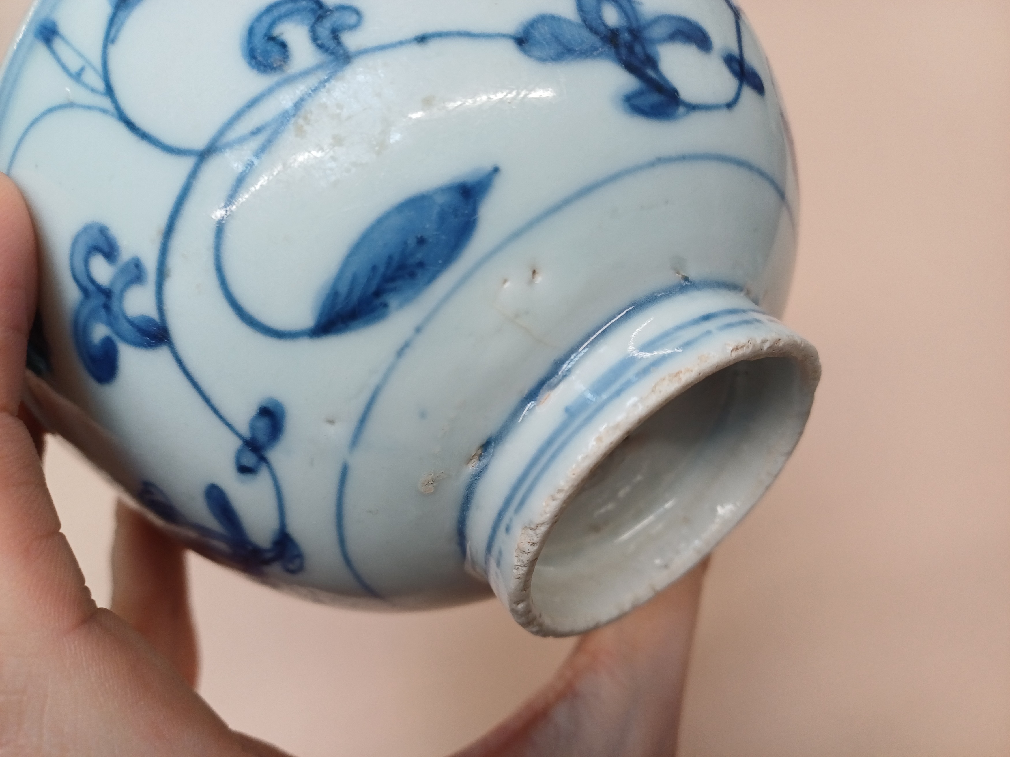 TWO CHINESE BLUE AND WHITE BOWLS AND A 'SHIPWRECK' SAUCER 明 青花盌兩件及盤 - Image 5 of 16