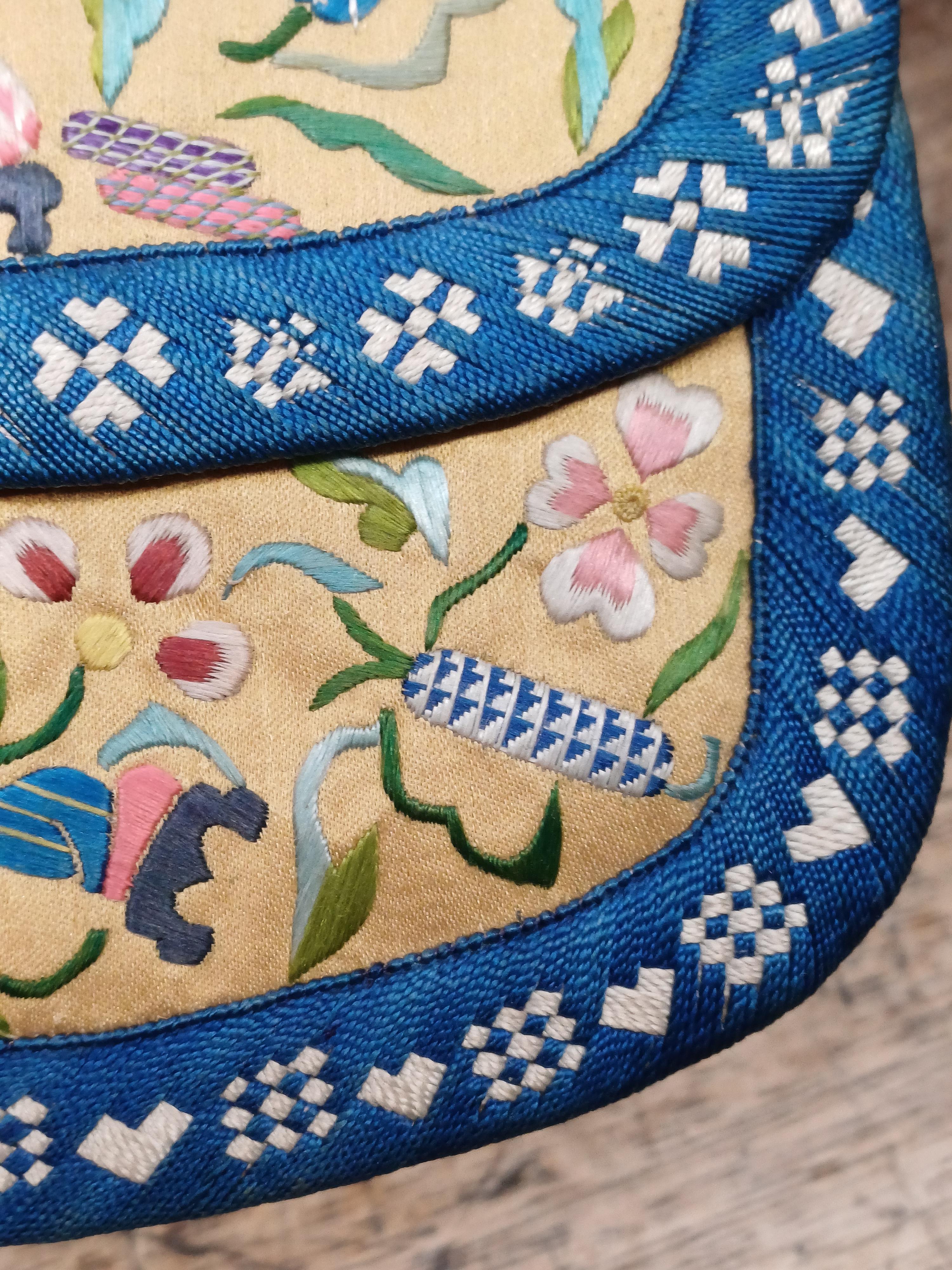 A CHINESE SILK EMBROIDERED PURSE 清十九世紀 絲繡花卉圖紋包 - Image 4 of 10