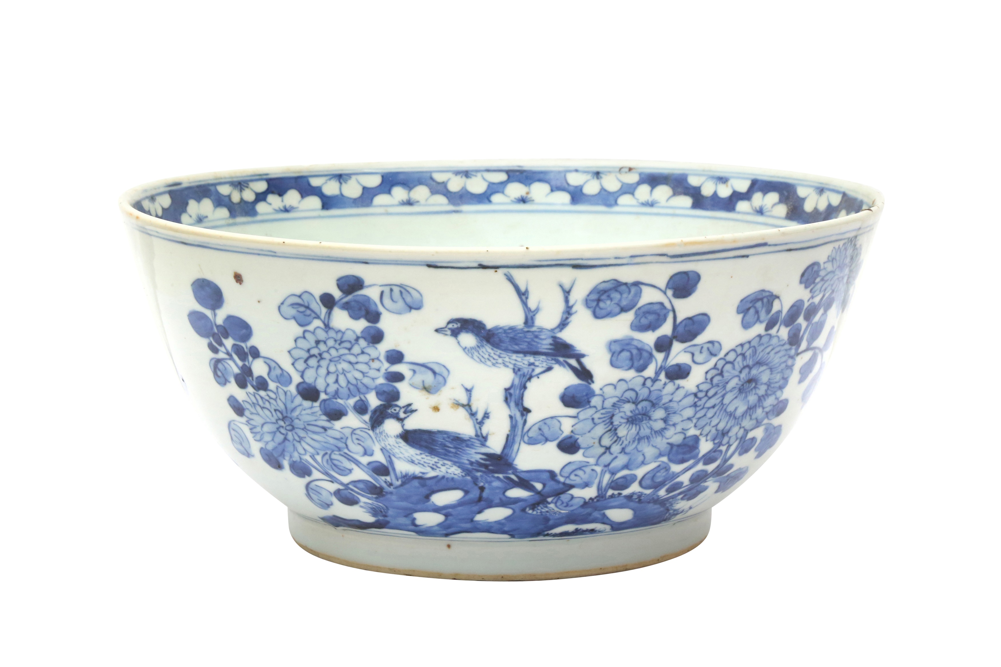 A CHINESE BLUE AND WHITE 'BIRDS AND BLOSSOMS' BOWL 清十九世紀 青花花鳥圖紋盌 - Image 2 of 15