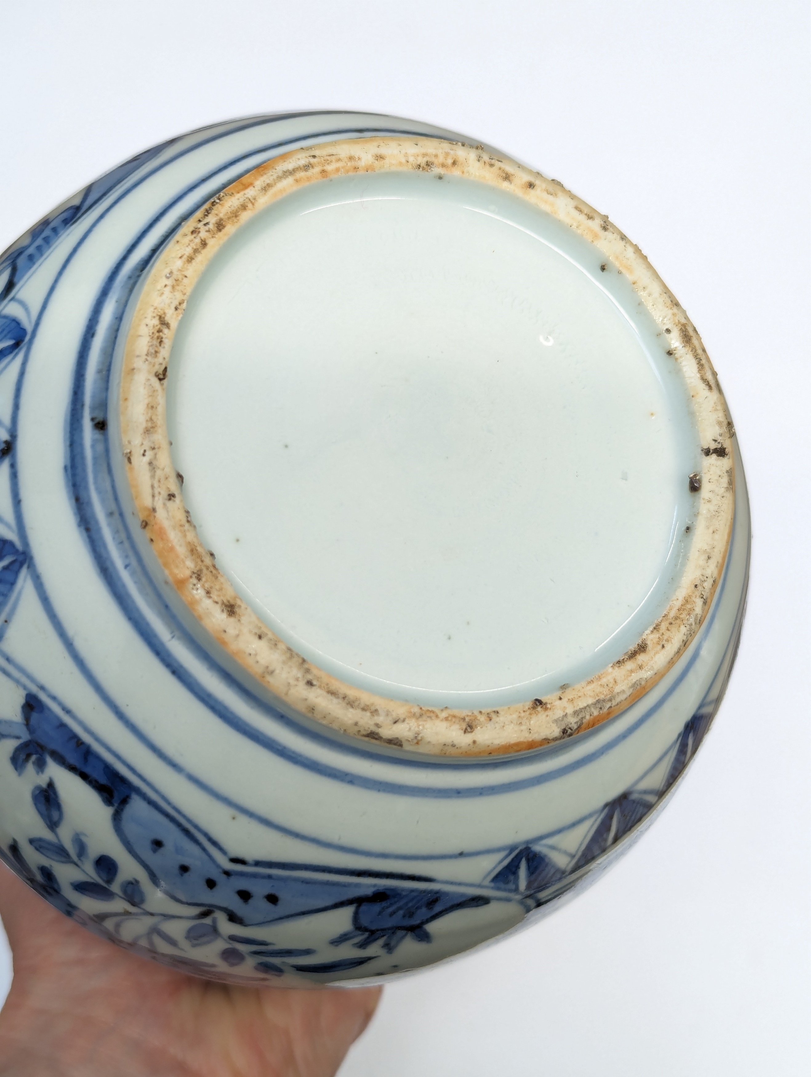 A CHINESE MING-STYLE BLUE AND WHITE DOUBLE GOURD VASE 二十世紀 明式青花葫蘆瓶 - Image 9 of 10