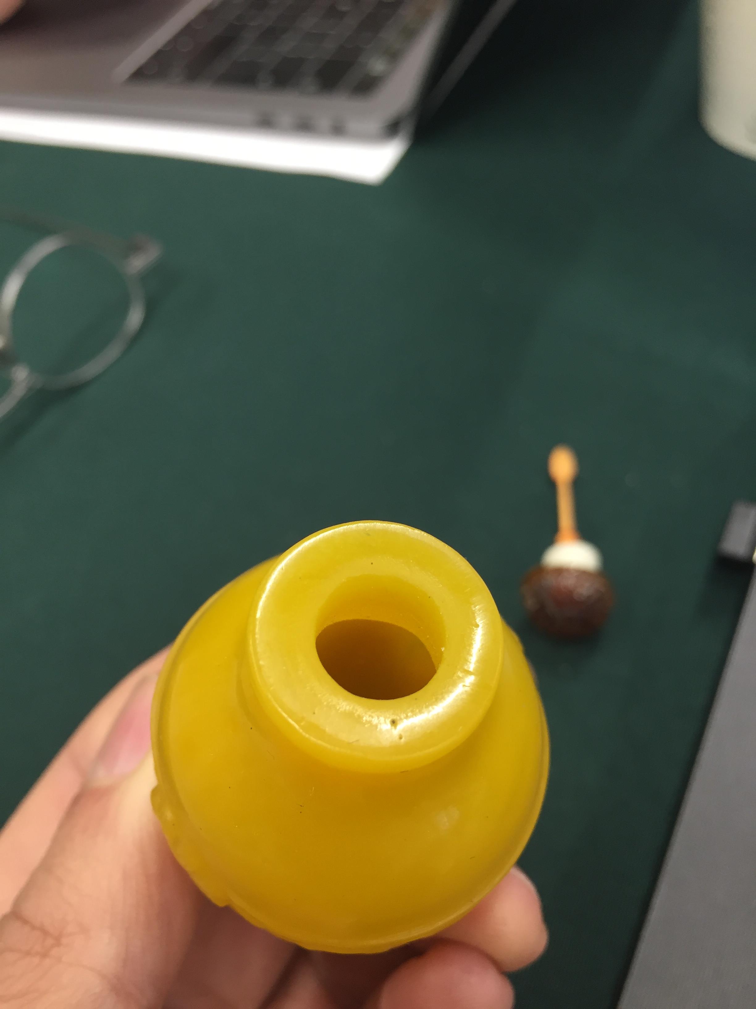 A CHINESE YELLOW BEIJING GLASS SNUFF BOTTLE 清乾隆 黃料鼻煙壺連蓋 - Image 5 of 8