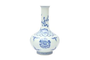 A CHINESE BLUE AND WHITE 'LOTUS' BOTTLE VASE 二十世紀 青花團蓮紋瓶