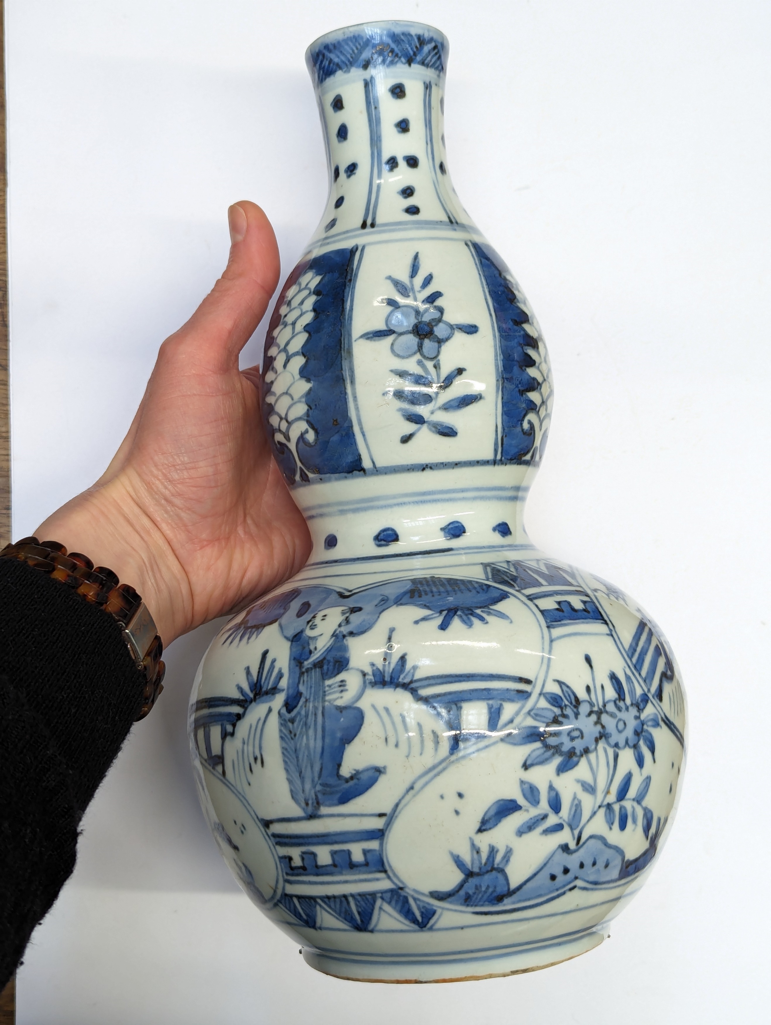 A CHINESE MING-STYLE BLUE AND WHITE DOUBLE GOURD VASE 二十世紀 明式青花葫蘆瓶 - Image 4 of 10