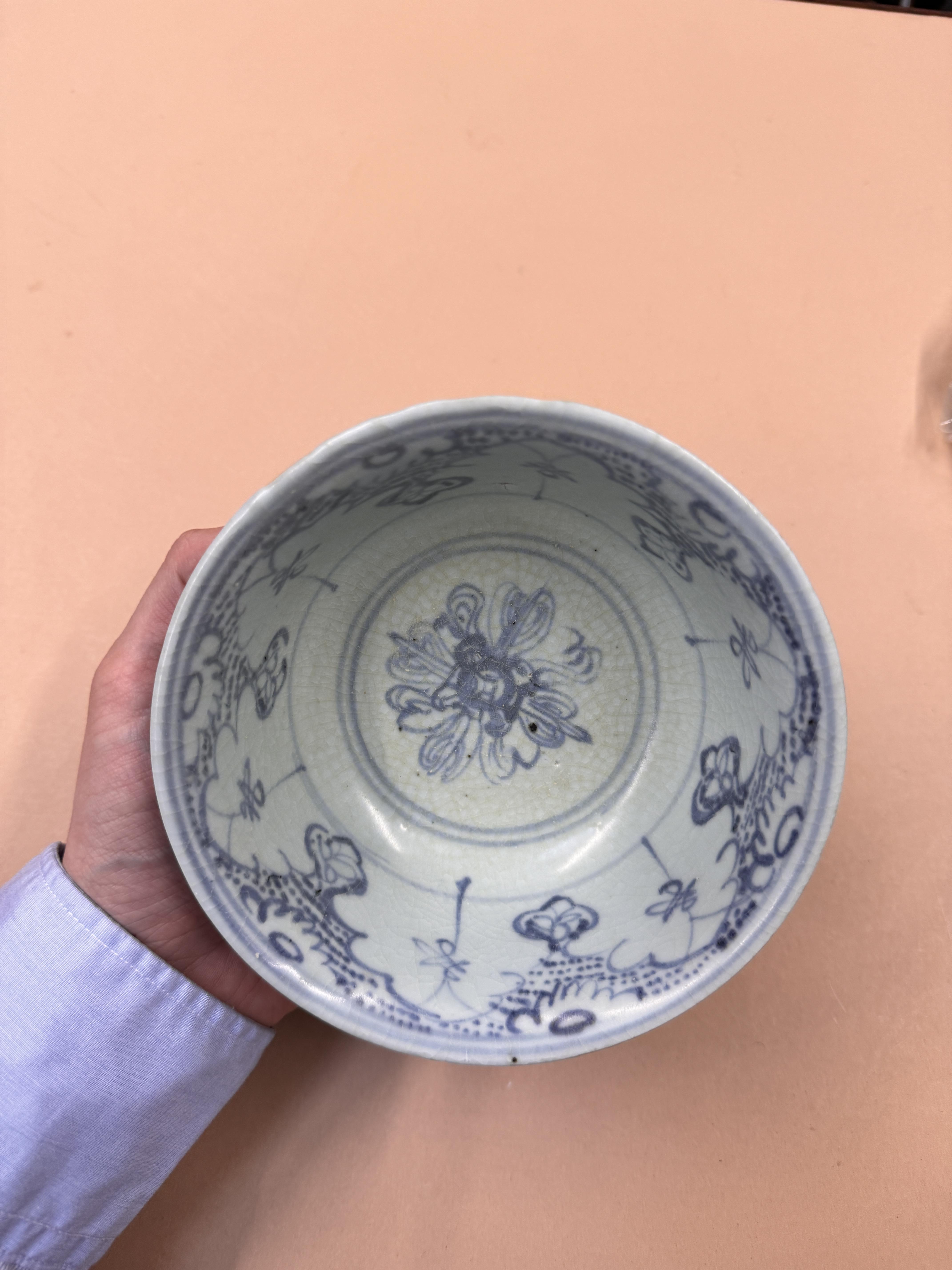 A CHINESE BLUE AND WHITE 'HONEYCOMB' BOWL 明 青花蜂巢紋盌 - Image 15 of 18