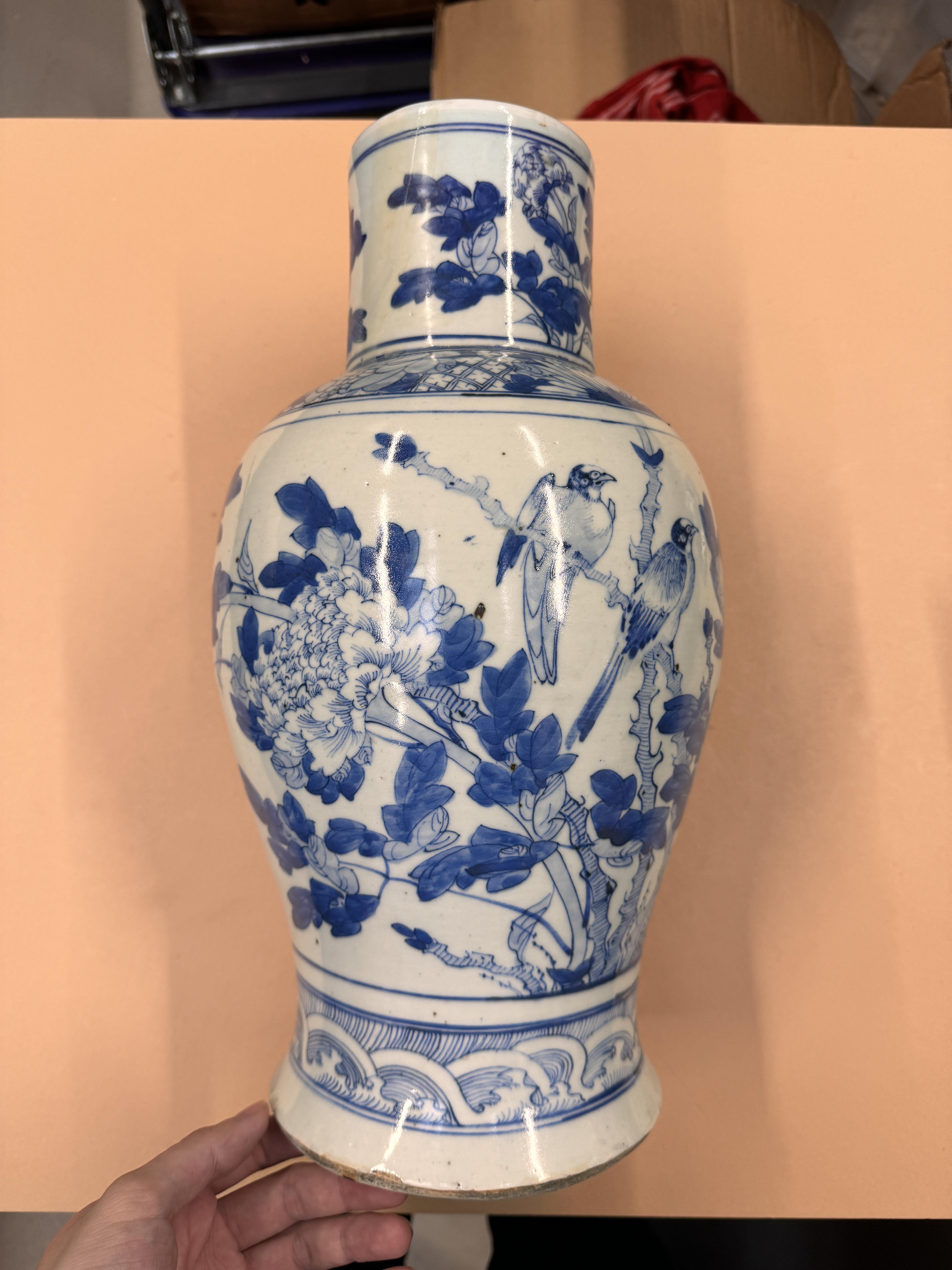 A CHINESE BLUE AND WHITE BALUSTER VASE AND COVER 清十九世紀 青花花鳥圖紋獅鈕蓋罐 - Image 21 of 28