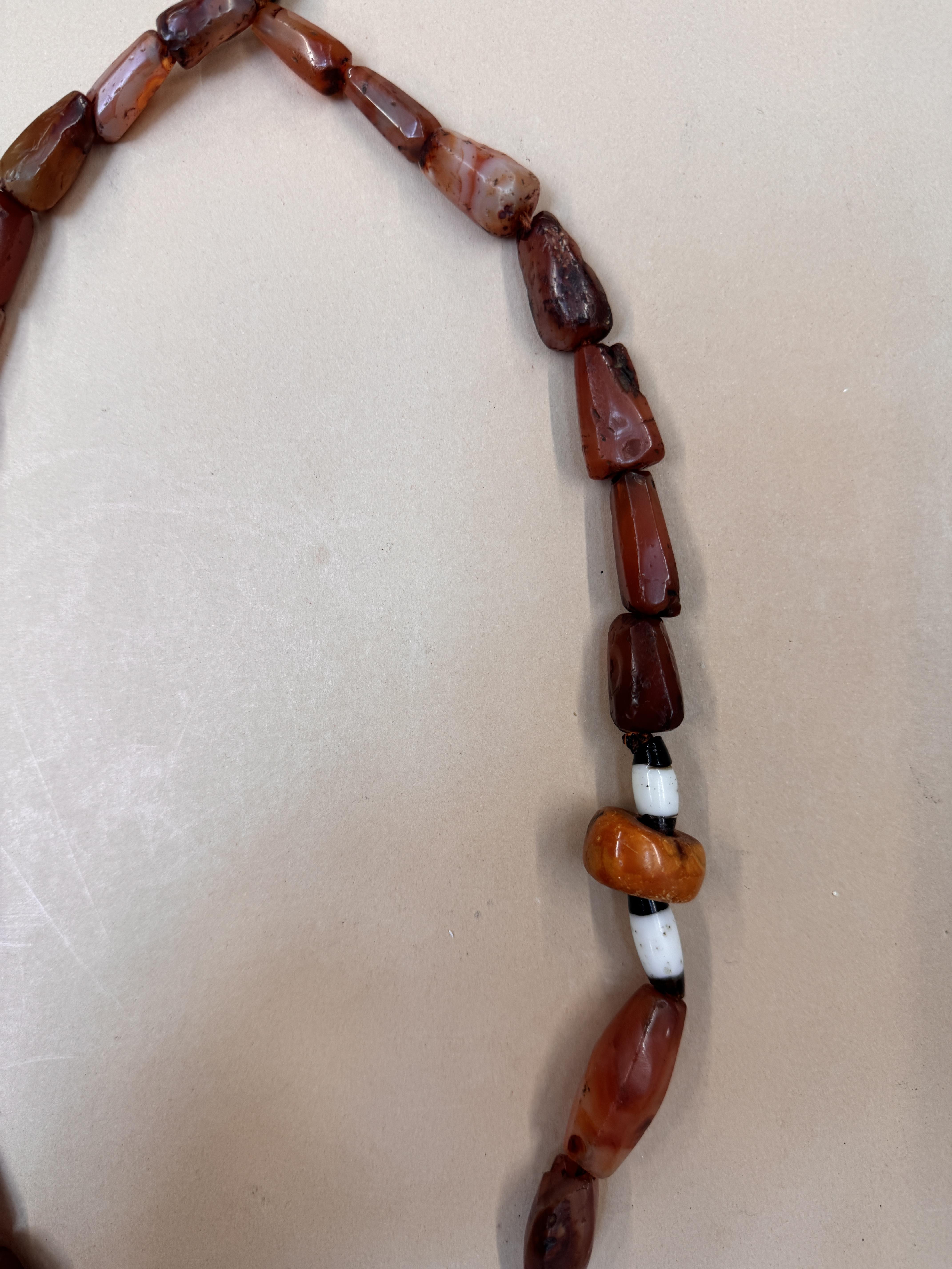 A TIBETAN HARDSTONE AND AMBER NECKLACE 十九世紀 硬石及琥珀項鍊 - Image 9 of 16