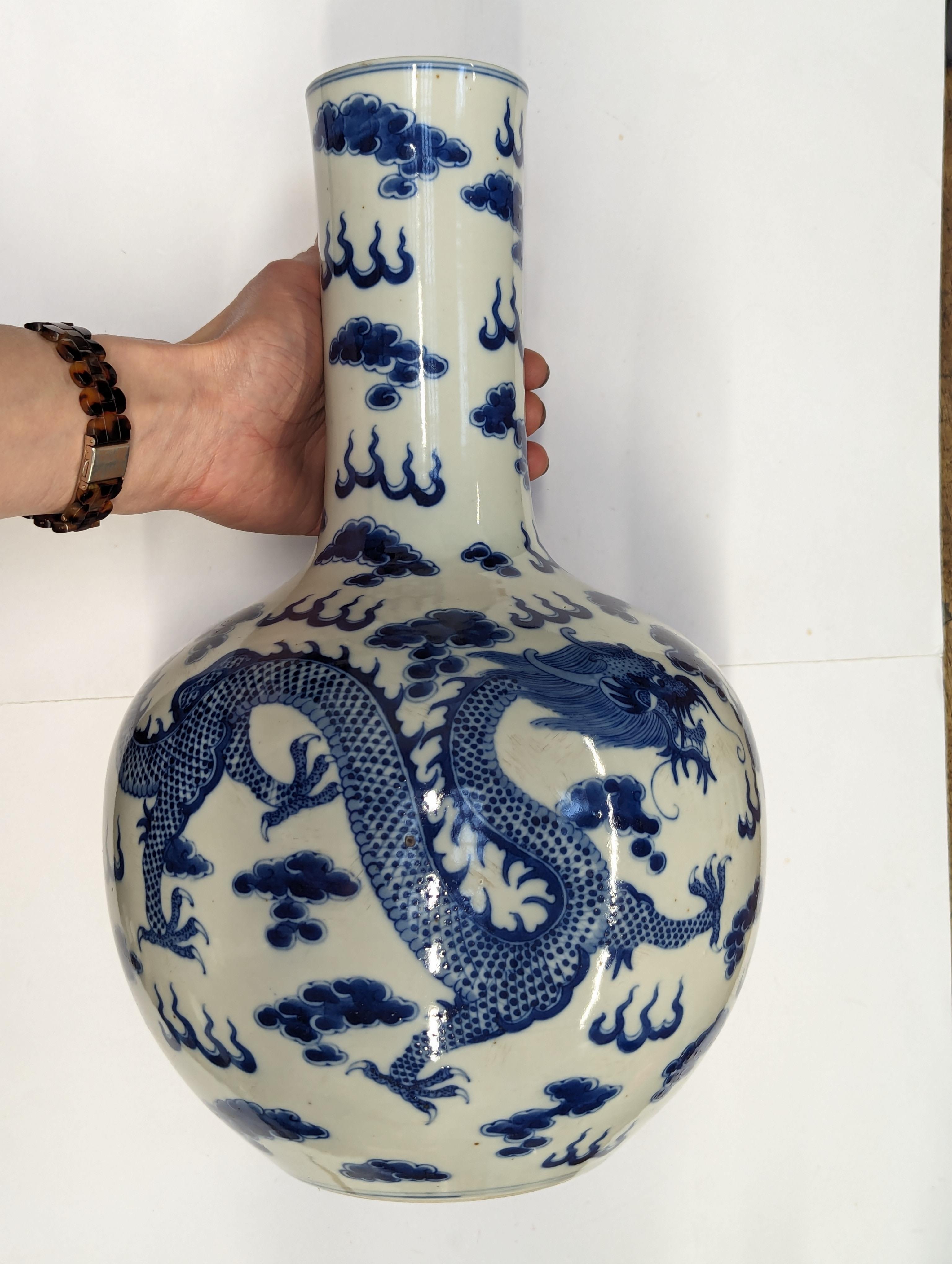 A CHINESE BLUE AND WHITE 'DRAGONS' VASE 清十九世紀 青花雲龍紋瓶 - Image 3 of 28