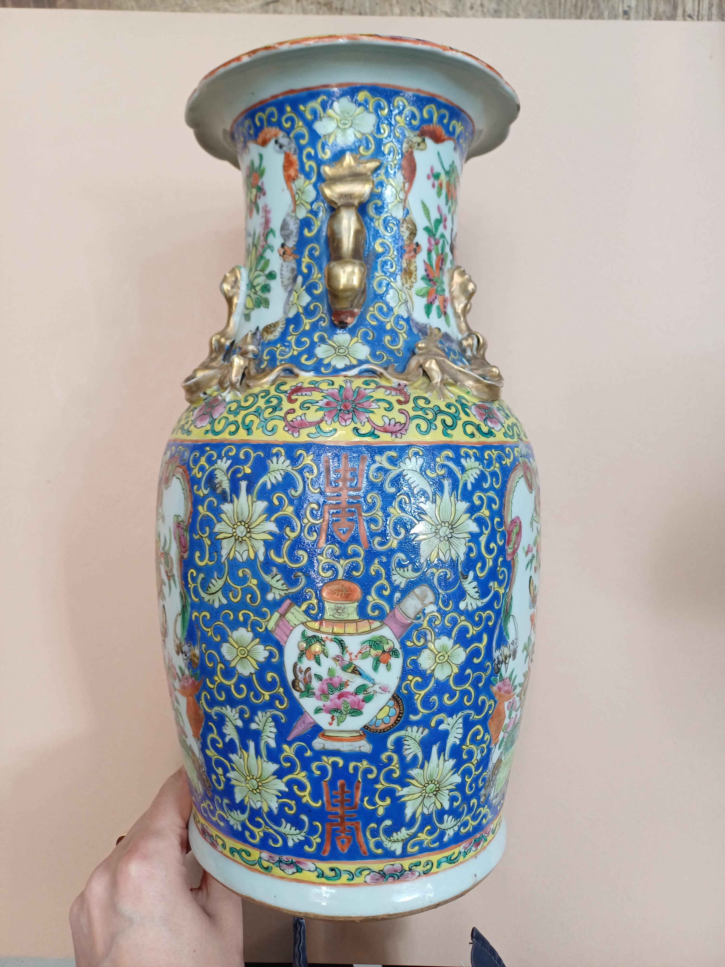 A PAIR OF CHINESE CANTON FAMILLE-ROSE VASES 十九或二十世紀 廣彩花鳥圖紋瓶一對 - Image 2 of 14