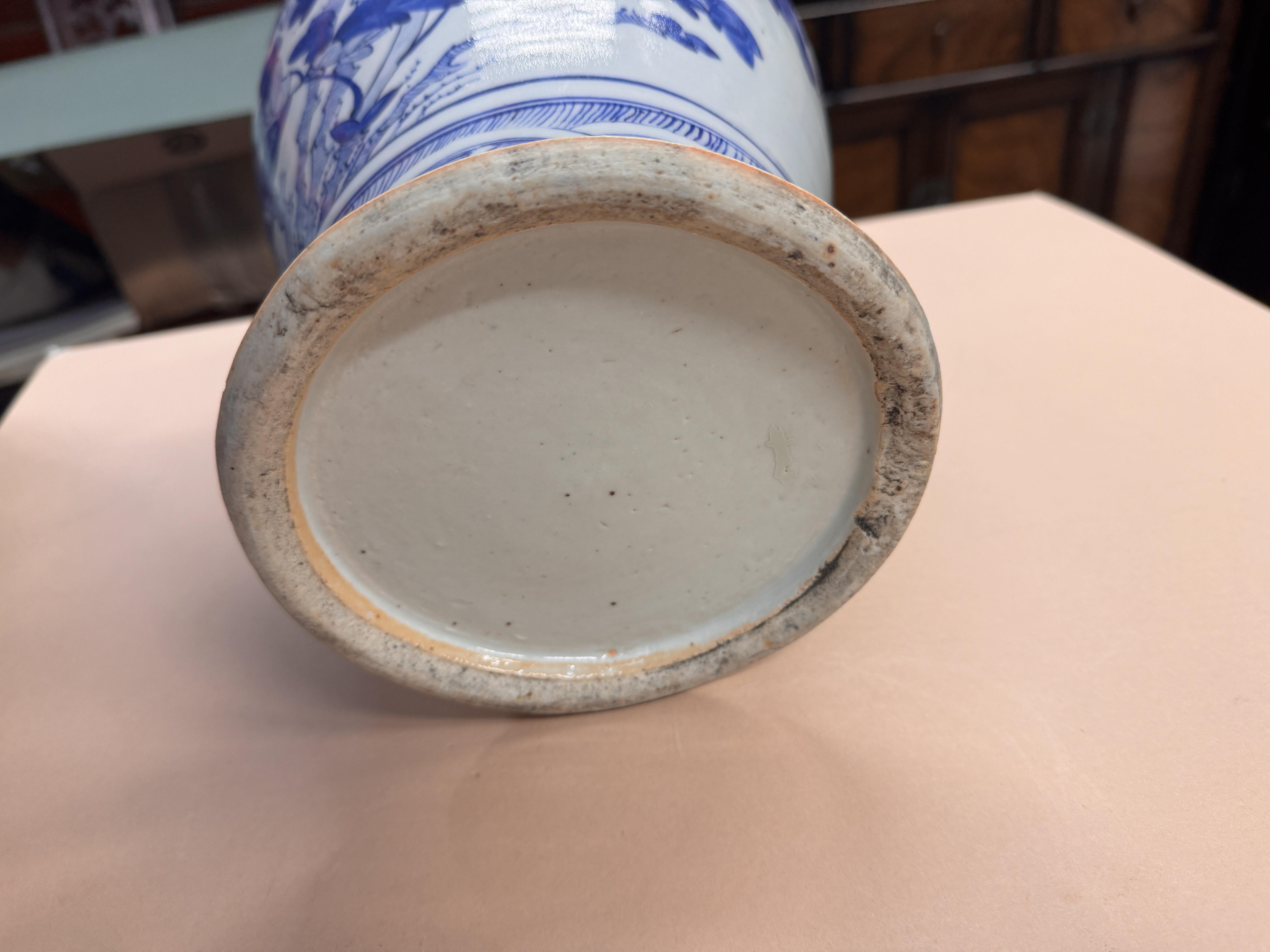 A CHINESE BLUE AND WHITE BALUSTER VASE AND COVER 清十九世紀 青花花鳥圖紋獅鈕蓋罐 - Image 6 of 28