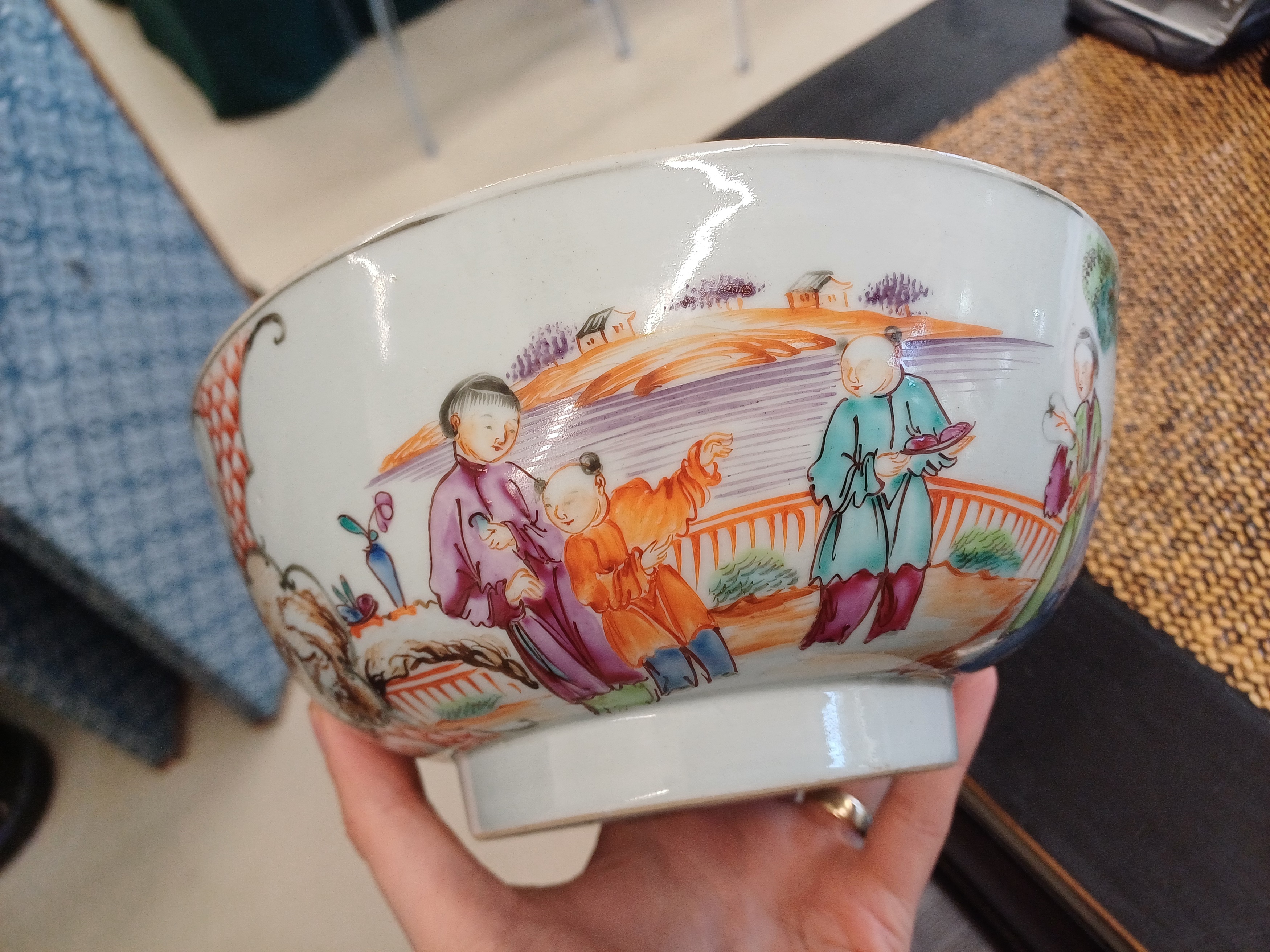 A SMALL CHINESE EXPORT FAMILLE-ROSE 'MANDARIN PALETTE' BOWL 清十八世紀 外銷粉彩人物故事圖紋盌 - Image 4 of 6