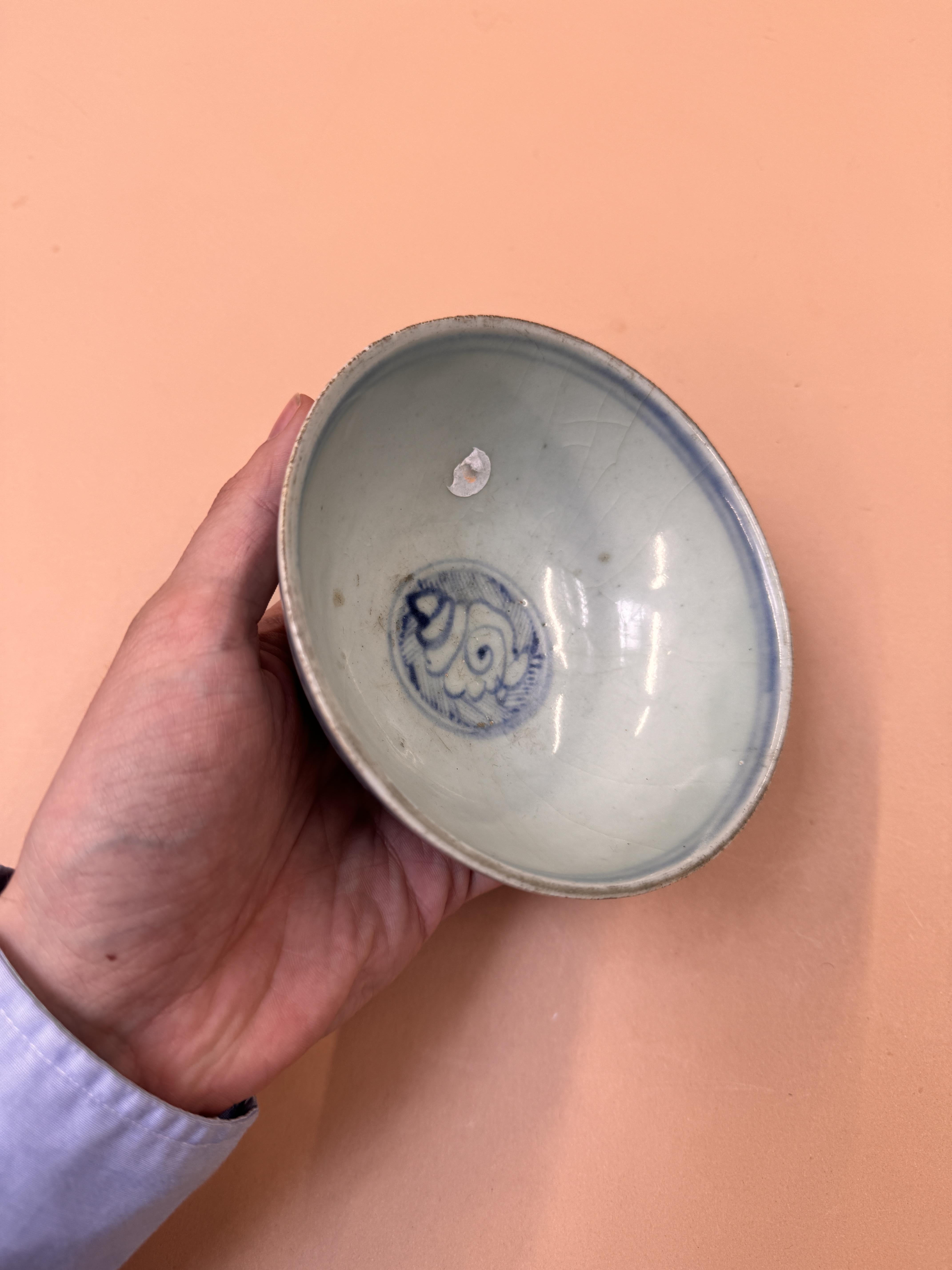 A CHINESE BLUE AND WHITE BOWL 明 青花蕉葉紋盌 - Image 8 of 13