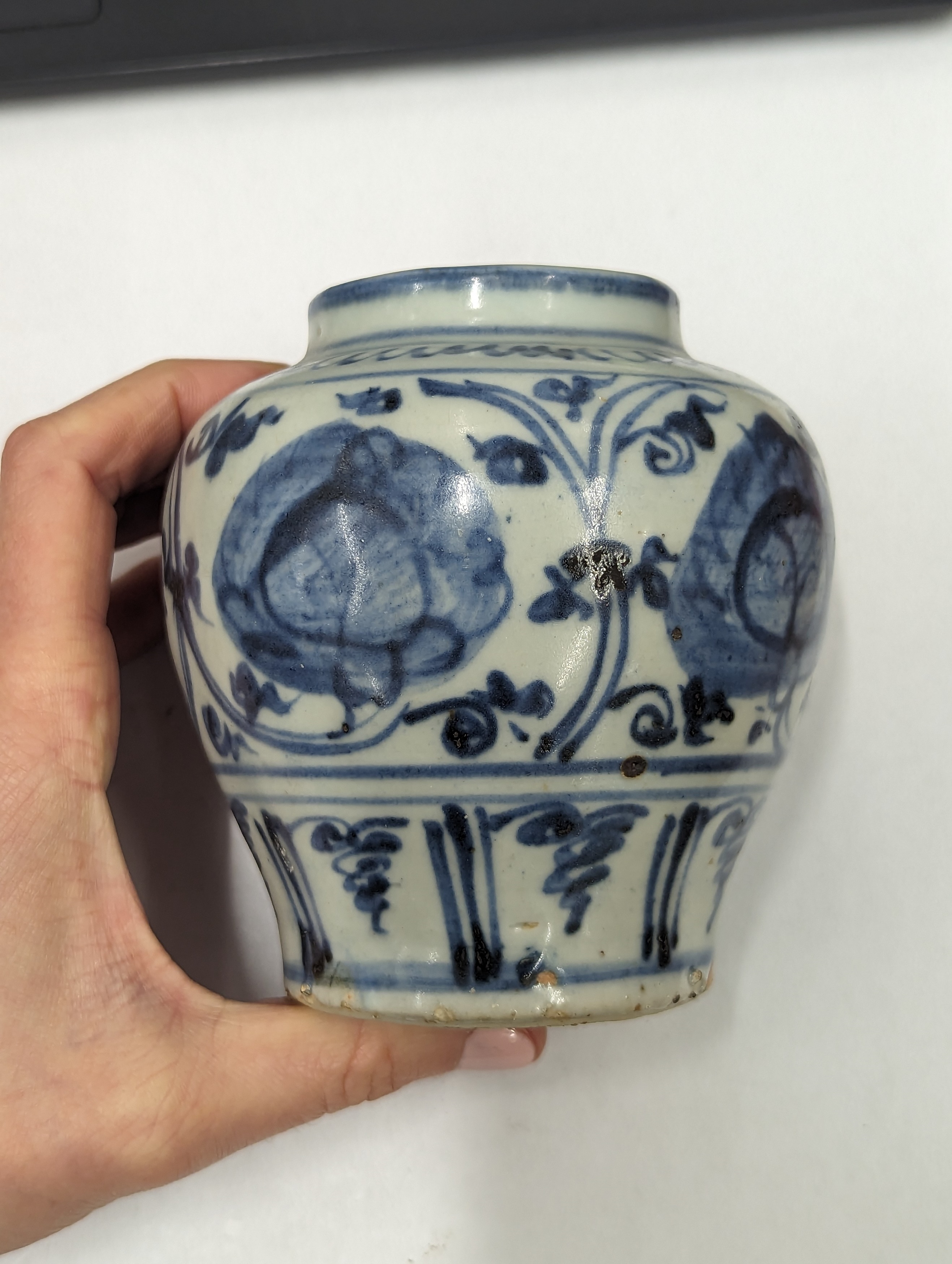 A SMALL CHINESE BLUE AND WHITE JAR 明 青花花卉紋小罐 - Image 2 of 11
